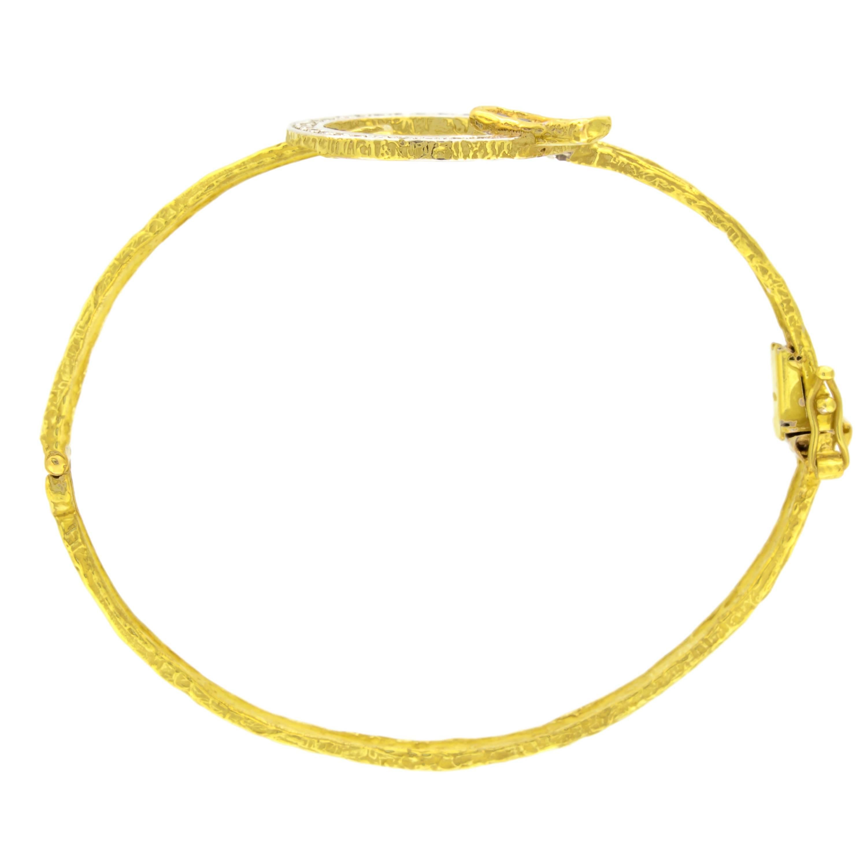 Contemporary Sacchi Black and White Diamonds Gemstone 18 Karat Yellow Gold Modern Bracelet For Sale