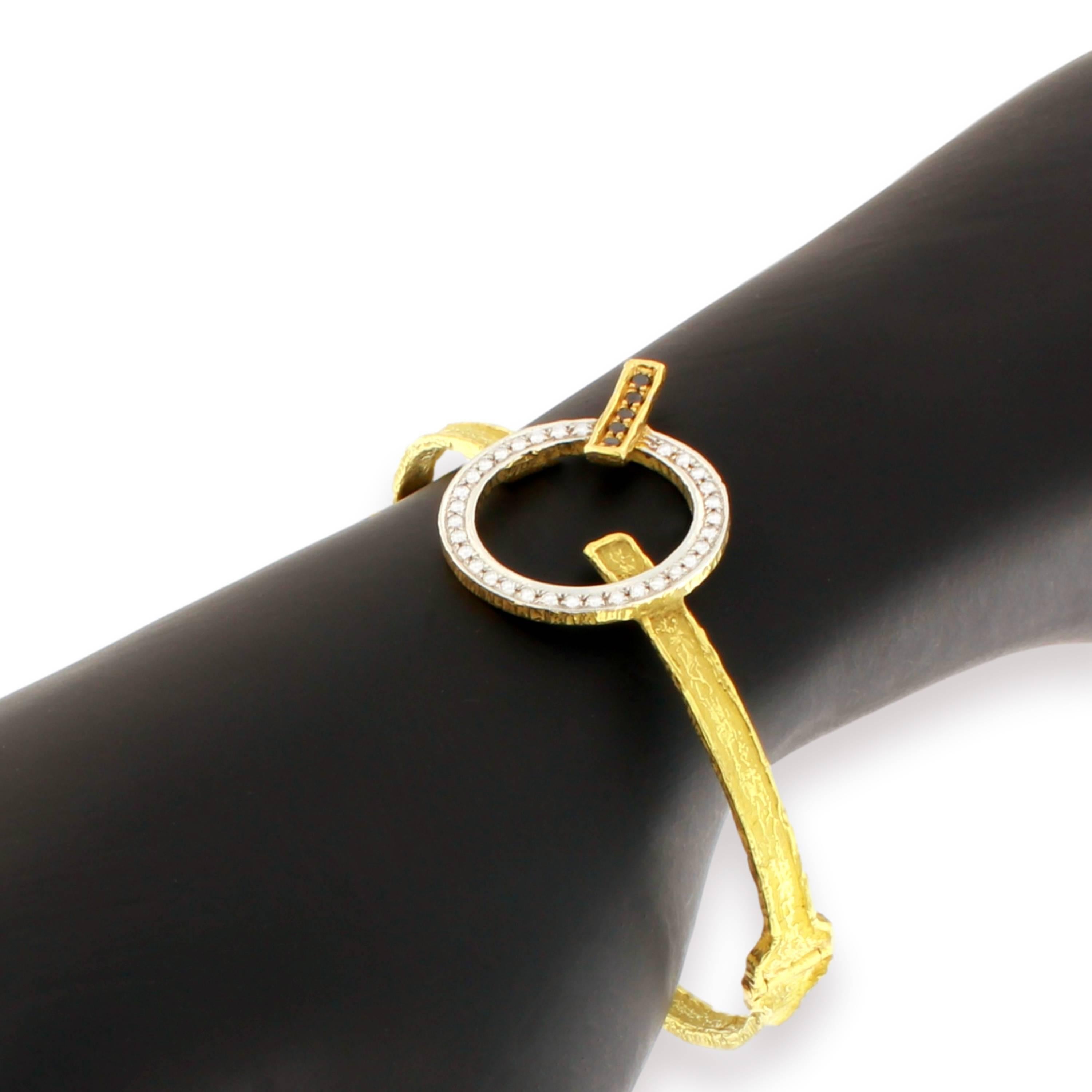 Women's Sacchi Black and White Diamonds Gemstone 18 Karat Yellow Gold Modern Bracelet For Sale