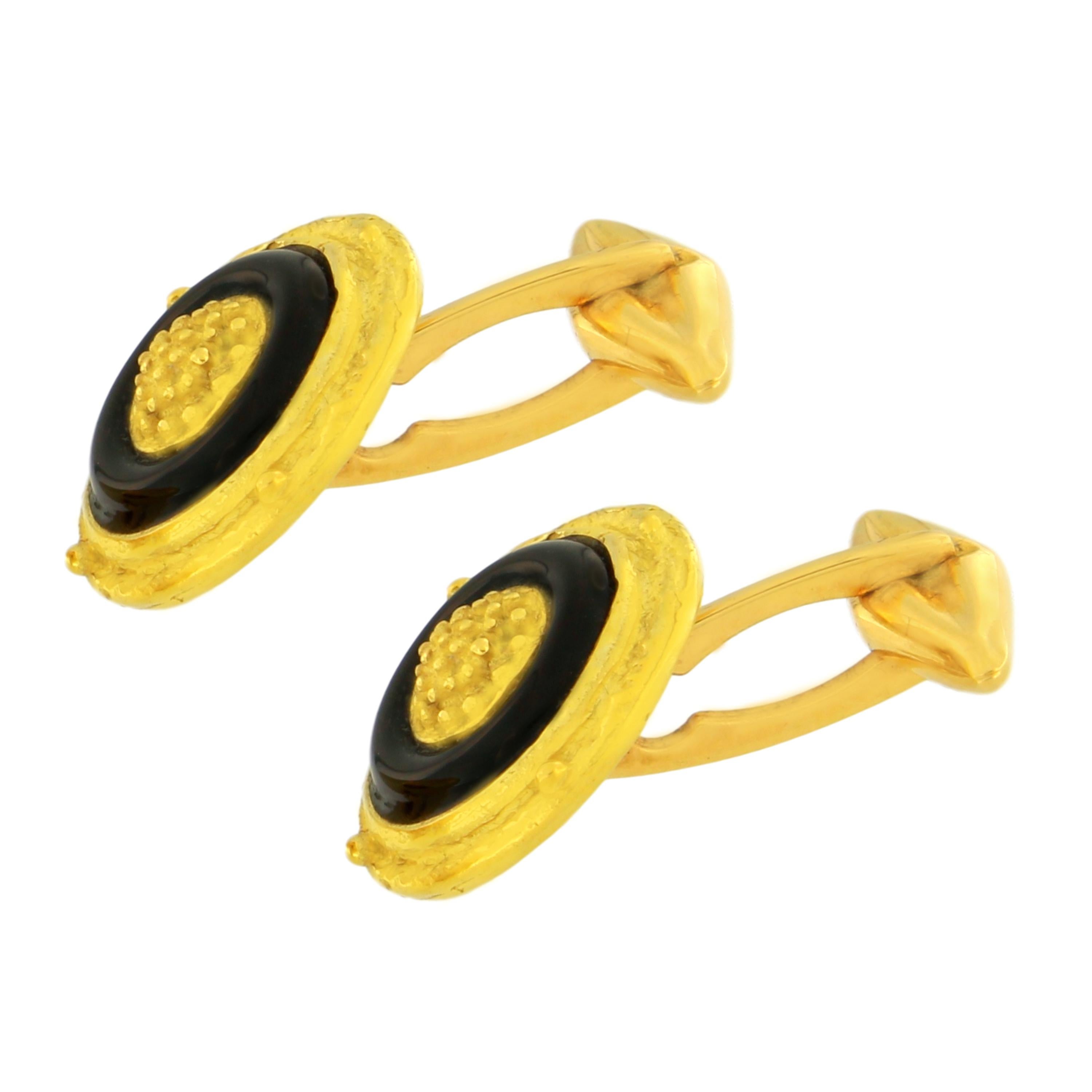 Boutons de manchette ronds en or jaune satiné et pierre d'onyx noir, fabriqués à la main selon la technique du moulage à la cire perdue.

Le moulage à la cire perdue, l'une des plus anciennes techniques de création de bijoux, constitue la base de la