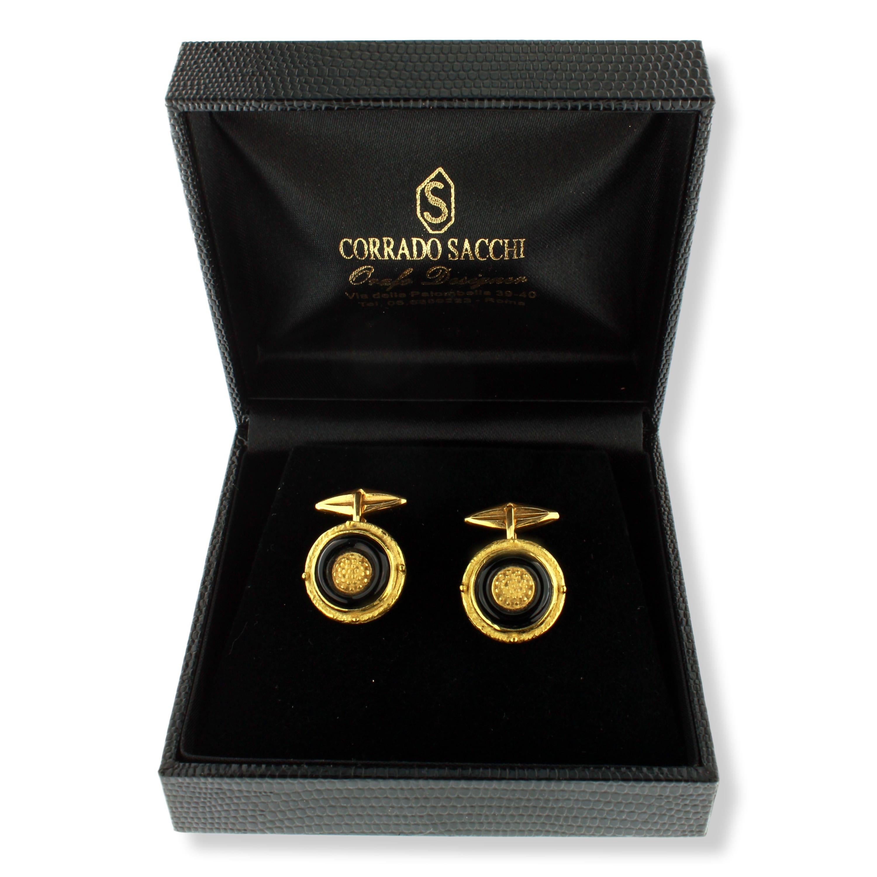 Sacchi Boutons de manchette ronds en or jaune 18 carats avec onyx noir et pierre précieuse en vente 1