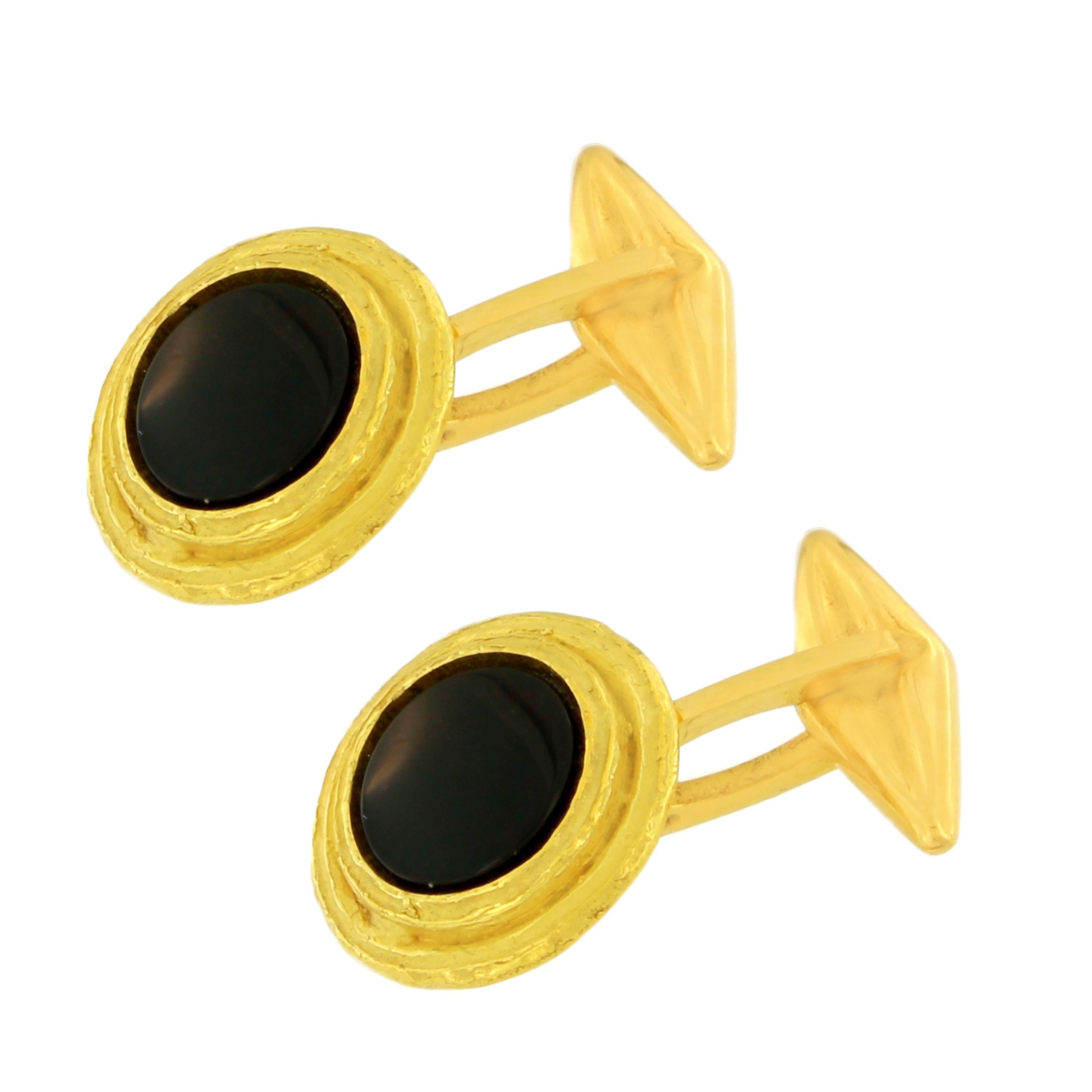 Boutons de manchette ronds en or jaune satiné et pierre d'onyx noir, fabriqués à la main selon la technique du moulage à la cire perdue.

Le moulage à la cire perdue, l'une des plus anciennes techniques de création de bijoux, constitue la base de la