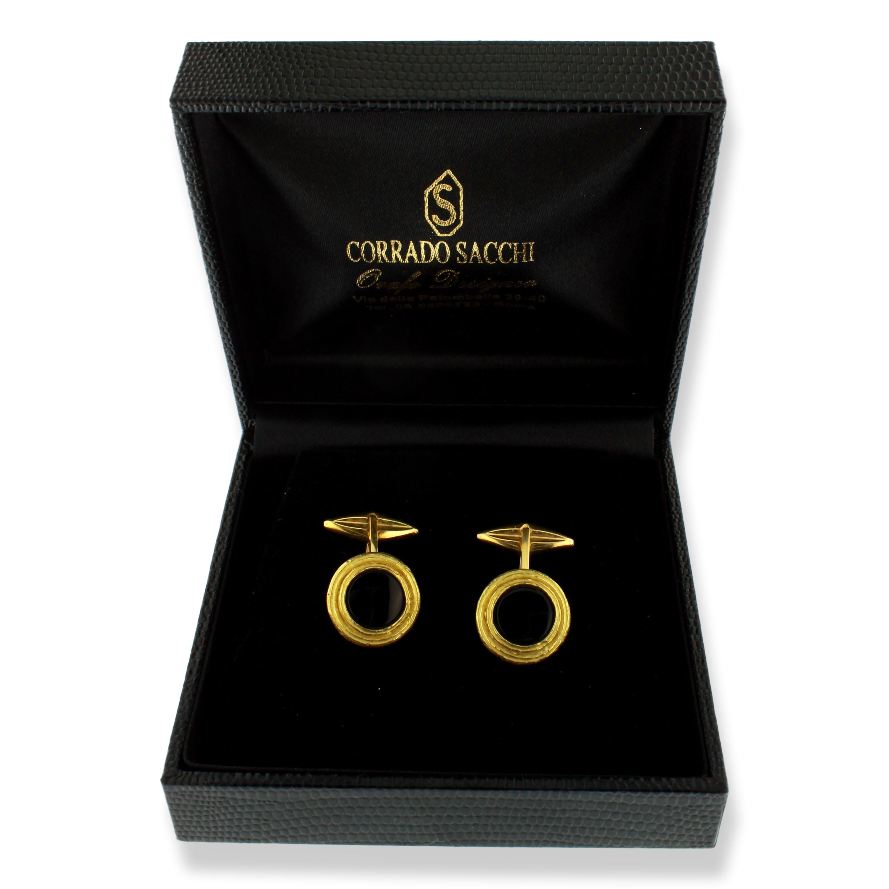 Sacchi Boutons de manchette ronds en or jaune 18 carats avec onyx noir et pierre précieuse ronde en vente 1
