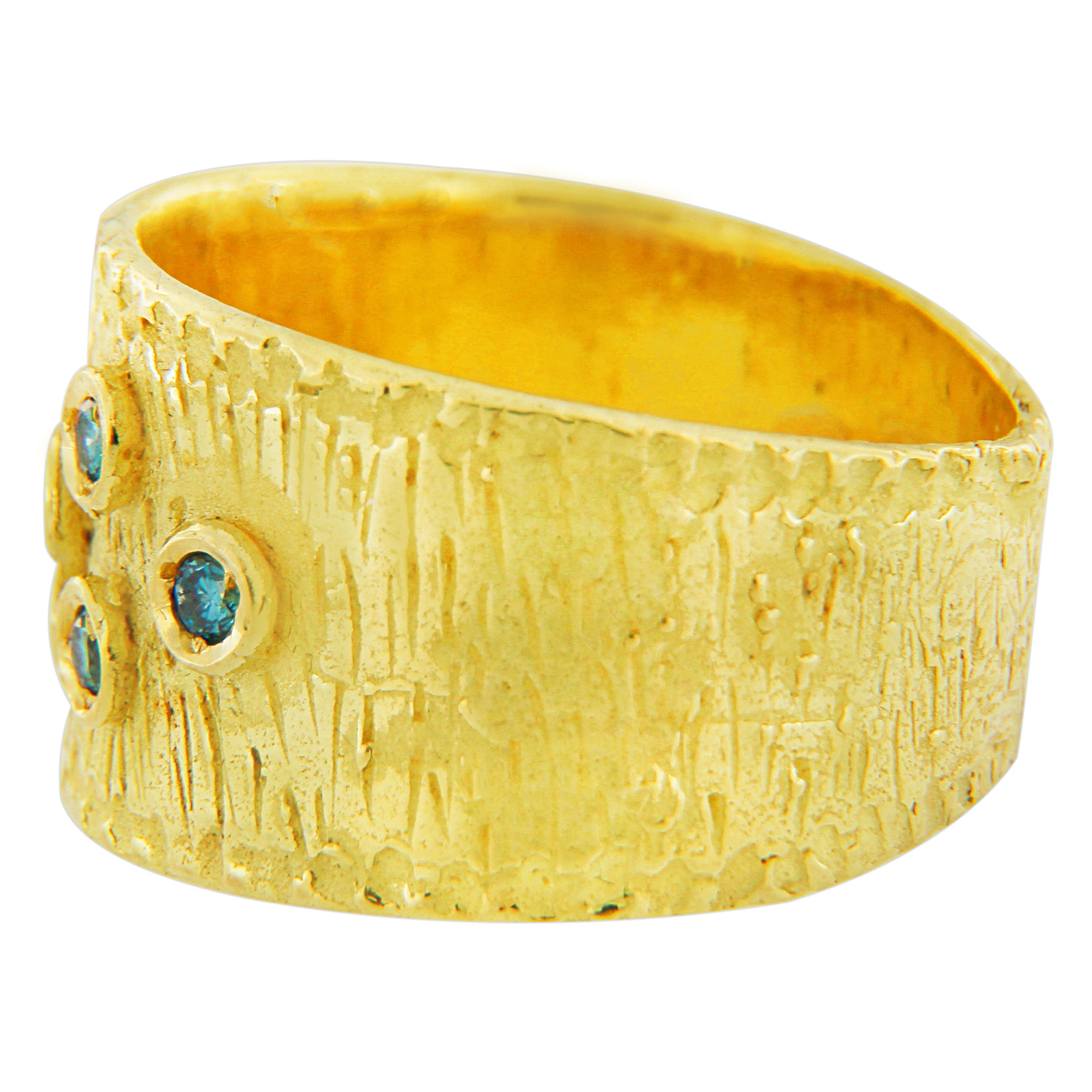 Contemporary Sacchi Blue Diamonds Gemstone 18 Karat Yellow Gold Wide Band Ring Roman Style For Sale