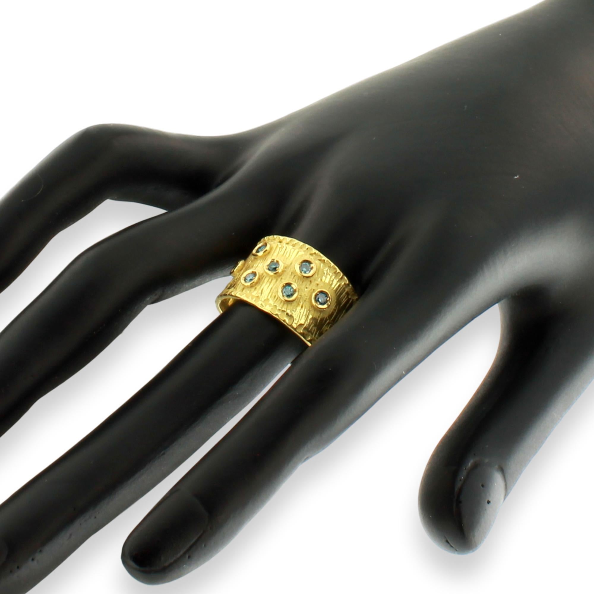 Sacchi Blue Diamonds Gemstone 18 Karat Yellow Gold Wide Band Ring Roman Style In New Condition In Rome, IT