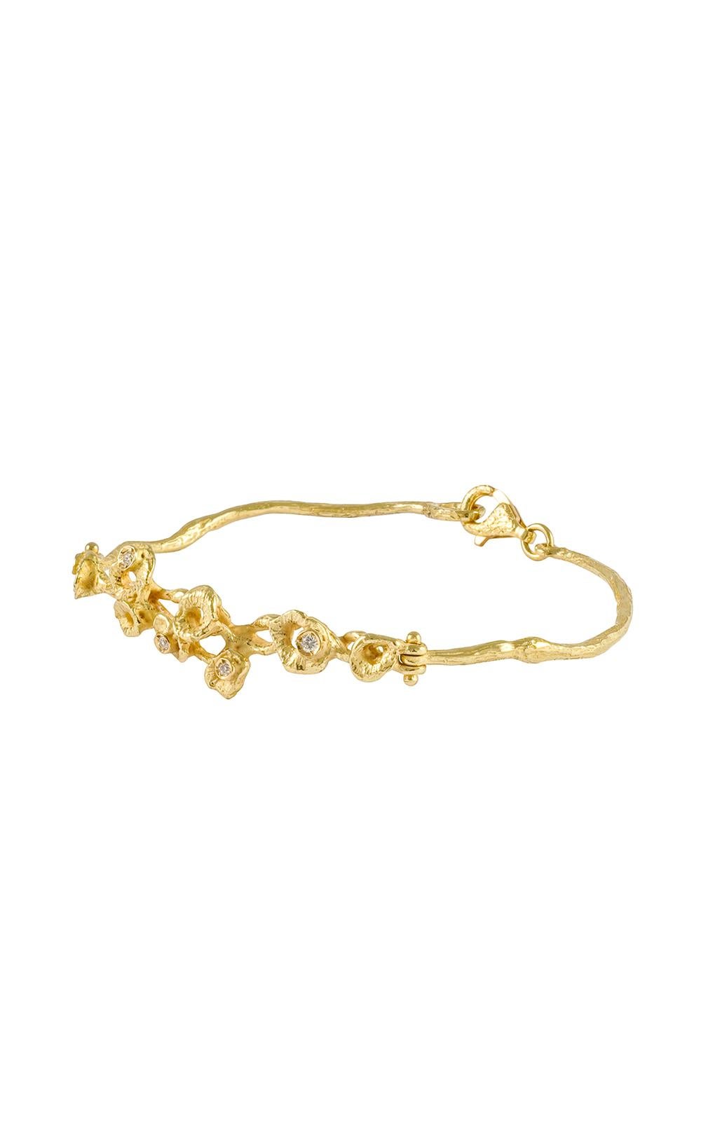 Drahtarmband aus satiniertem Gelbgold, mit Diamanten besetzt, aus der Kollektion BOUQUET von Sacchi, handgefertigt im Wachsausschmelzverfahren.

Das Wachsausschmelzverfahren, eine der ältesten Techniken zur Herstellung von Schmuckstücken, ist die
