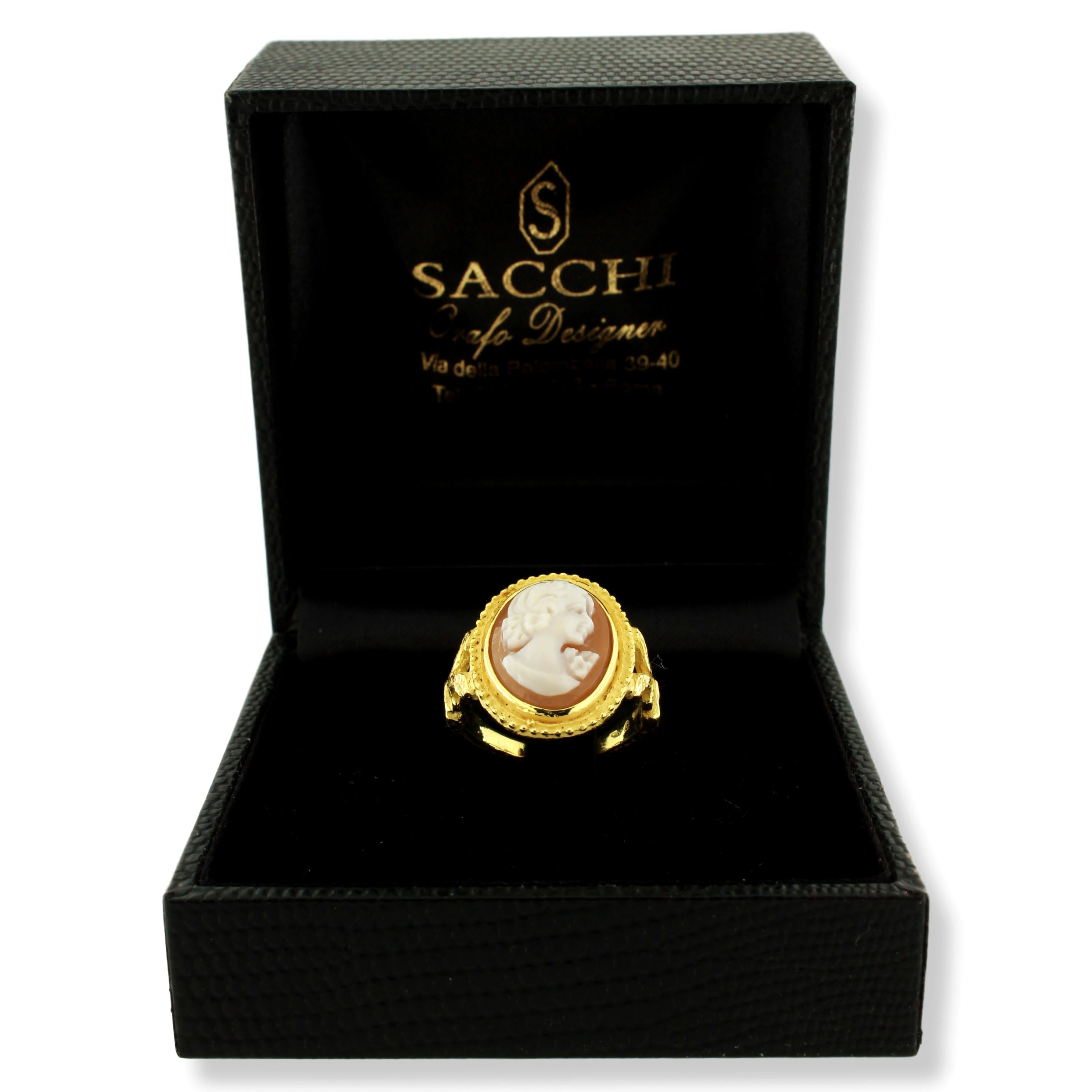 Classical Roman Sacchi Cameo Ring 18 Karat Satin Yellow Gold Roman Style For Sale