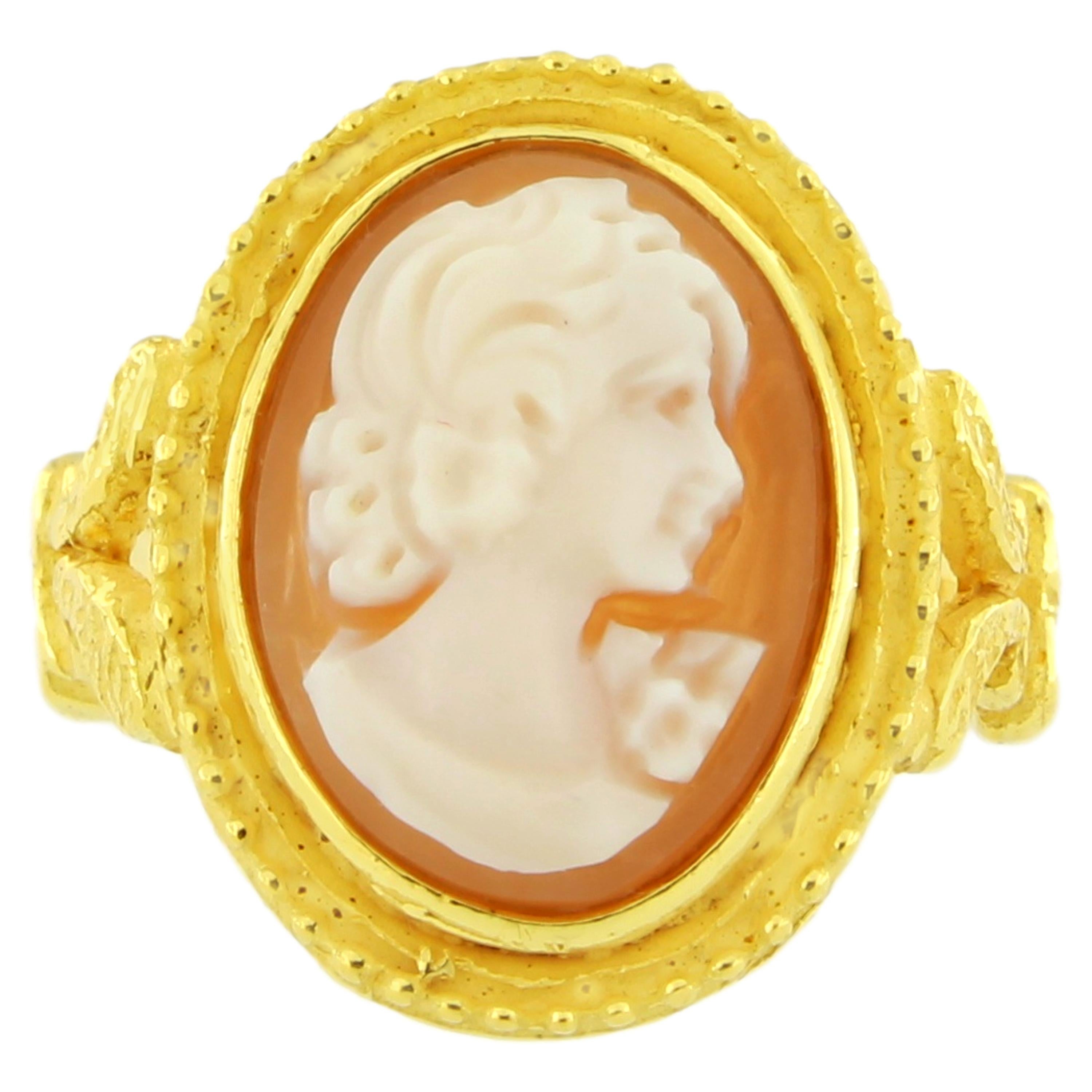 Bague camée Sacchi en or jaune satiné 18 carats de style romain