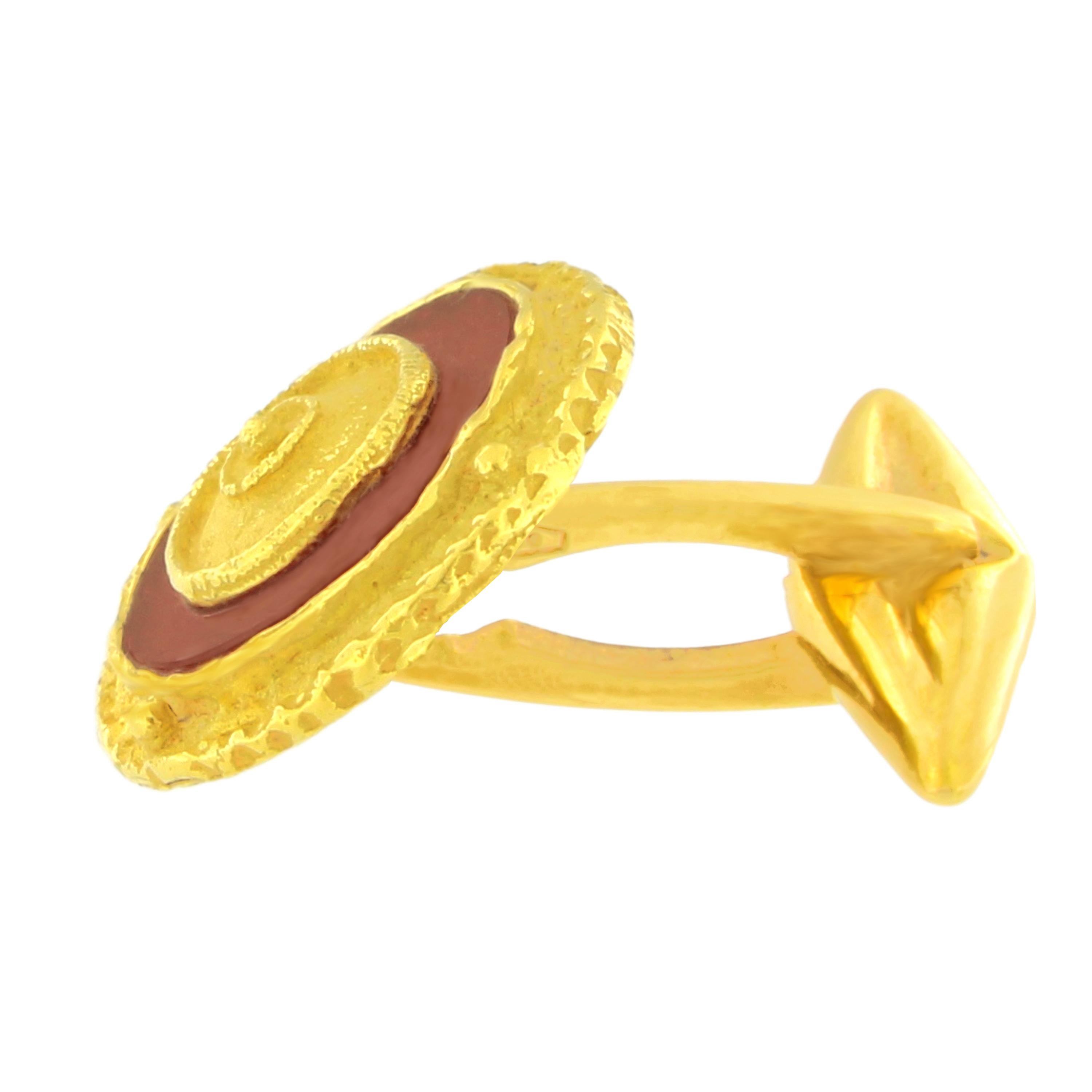 Taille ronde Sacchi Boutons de manchette ronds en or jaune 18 carats avec cornaline et pierres précieuses en vente