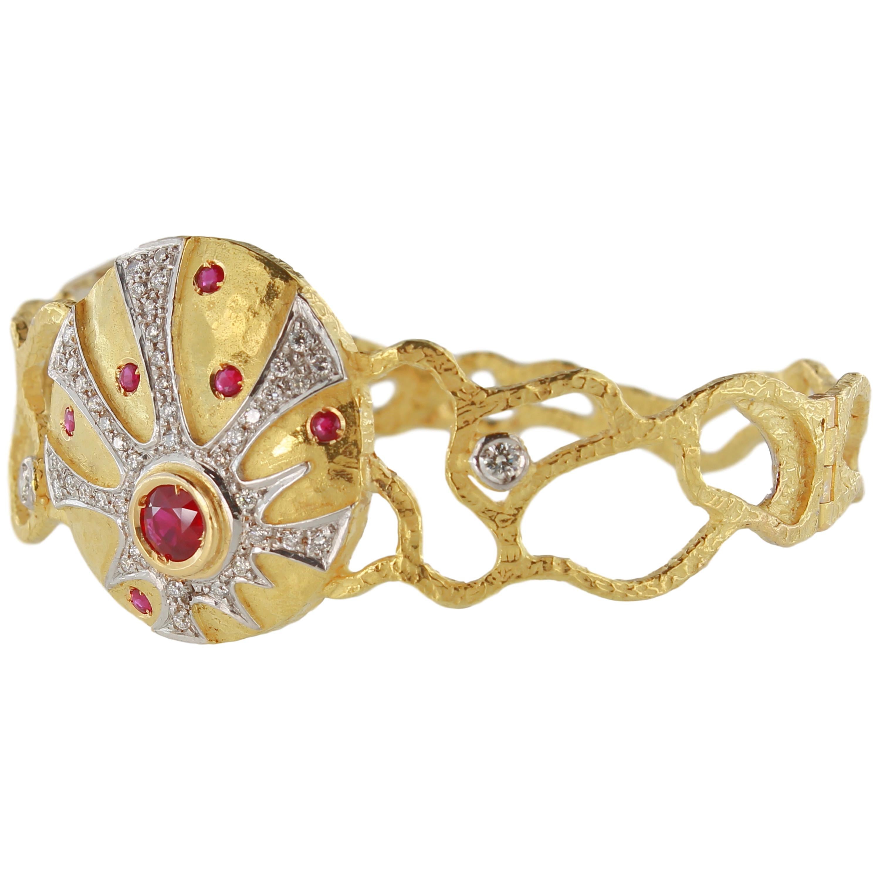 Contemporain Sacchi Manchette en or jaune et blanc 18 carats avec rubis, diamants et pierres précieuses en vente