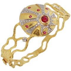 Sacchi Manchette en or jaune et blanc 18 carats avec rubis, diamants et pierres précieuses