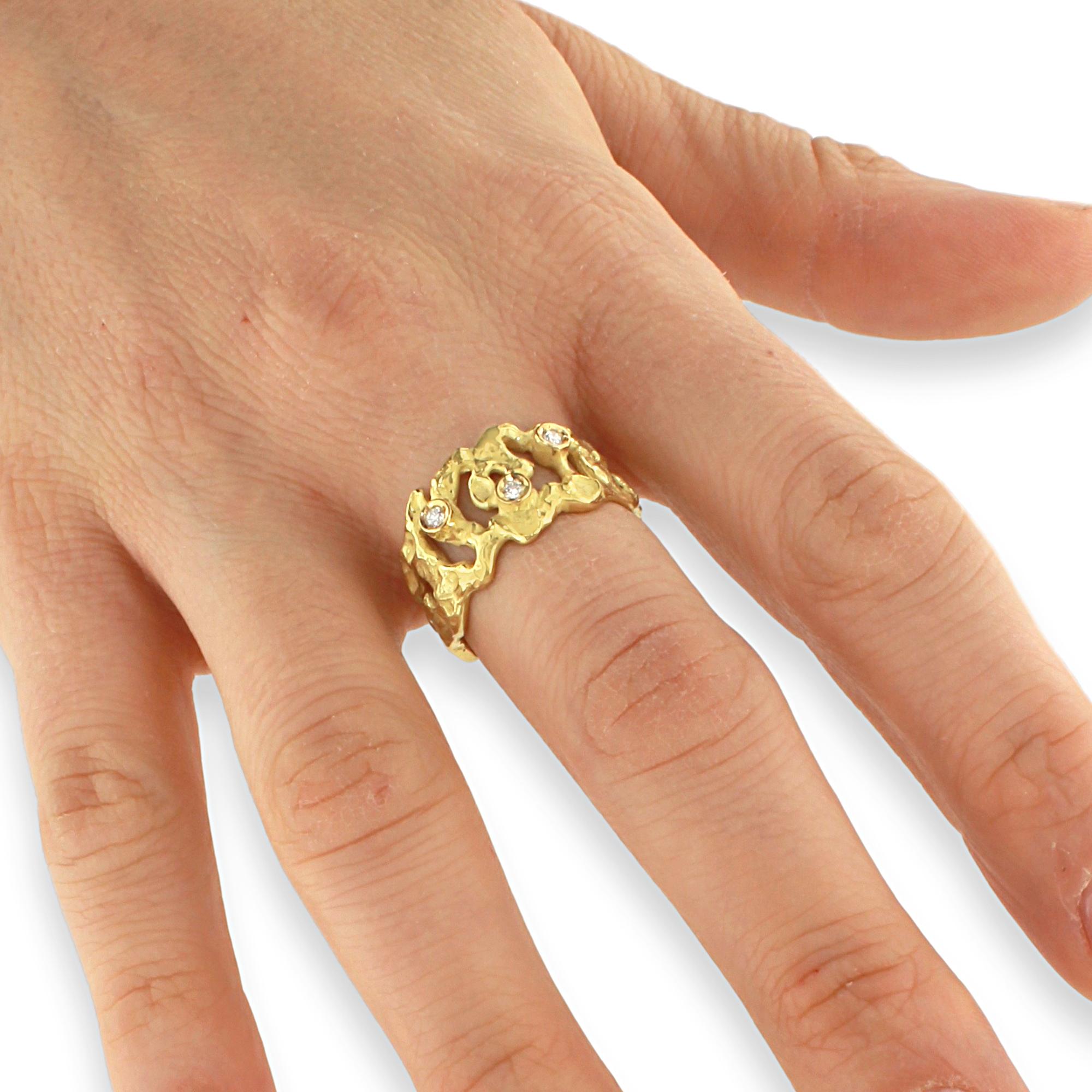 Round Cut Sacchi Diamonds Gemstone 18 Karat Satin Yellow Gold Magma Band Ring For Sale