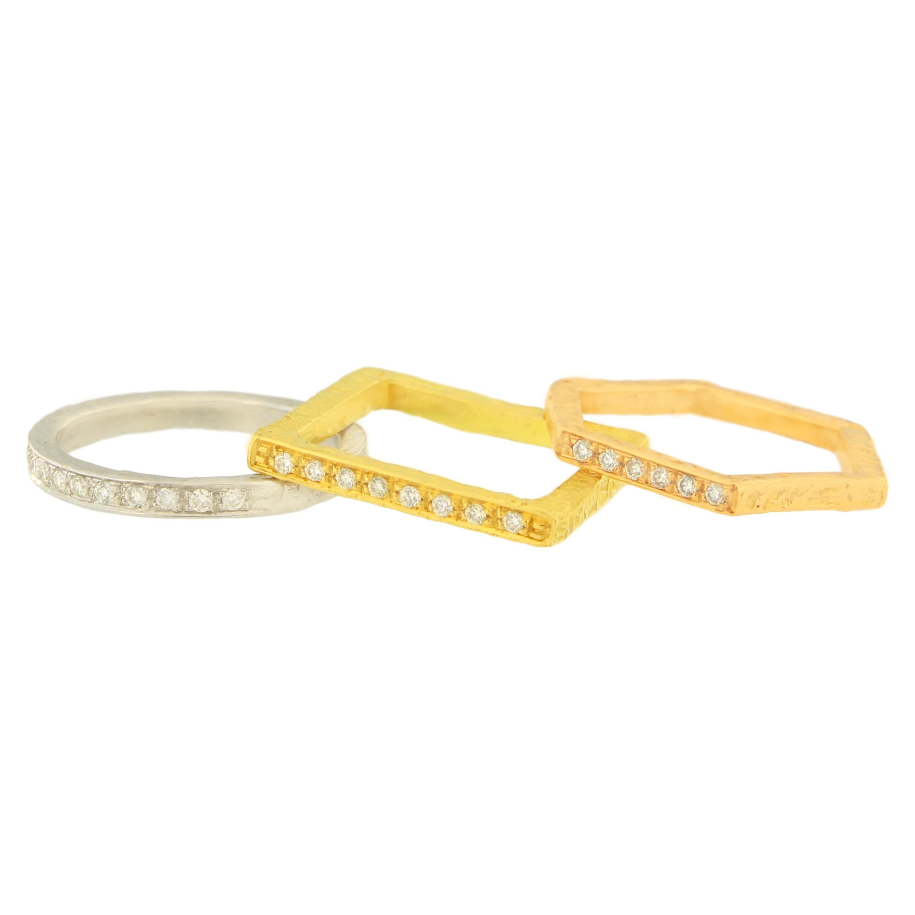 Schöner Trinity Ring aus 18 Karat satiniertem Gelb-, Weiß- und Roségold, handgefertigt im Wachsausschmelzverfahren.

Der Wachsausschmelzguss, eine der ältesten Techniken zur Herstellung von Schmuck, bildet die Grundlage für die Schmuckproduktion von