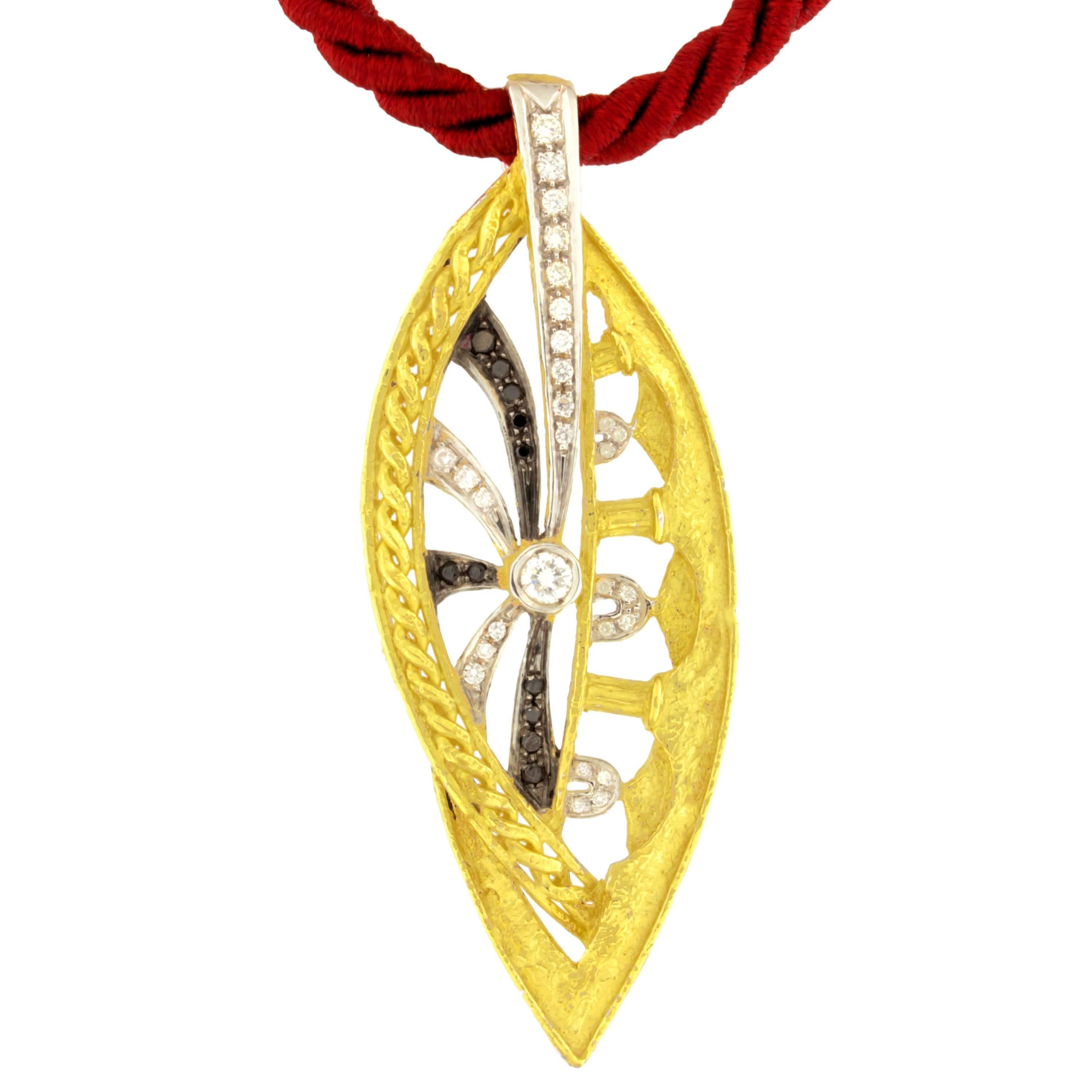 Collier pendentif « Domus » de Sacchi en or jaune 18 carats et diamants noirs et blancs