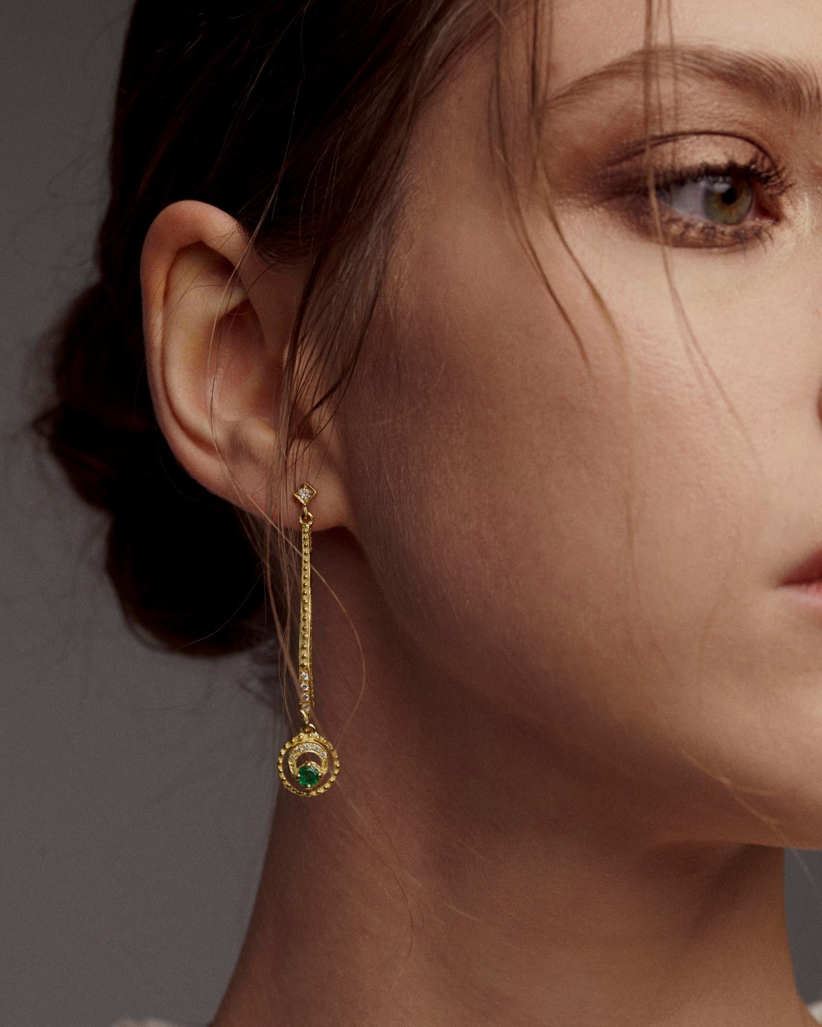 Sacchi-Ohrringe mit Smaragden und Diamanten Luna (Zeitgenössisch) im Angebot
