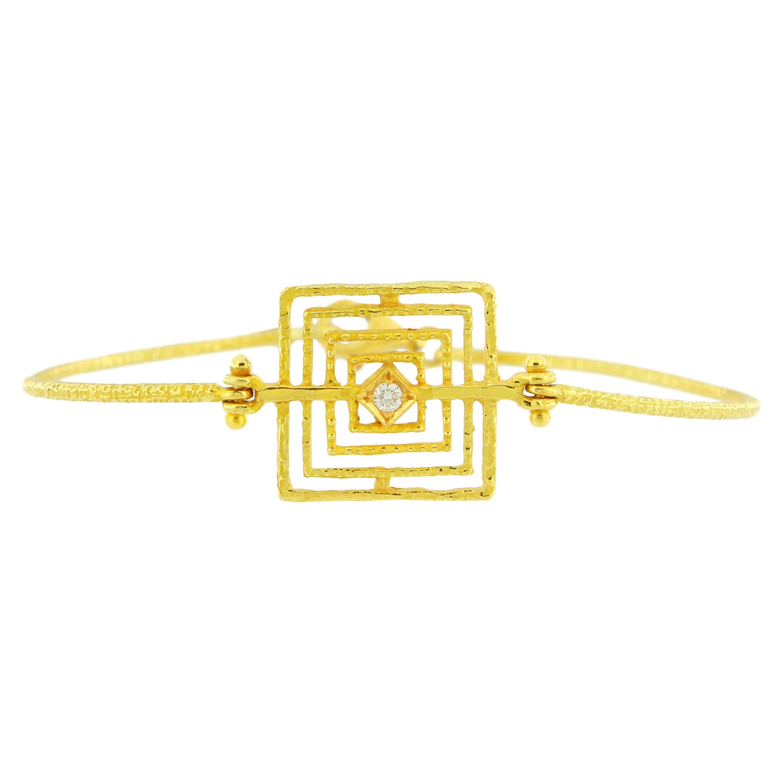 Bracelet géométrique en or jaune satiné 18 carats, fabriqué à la main selon la technique de la fonte à la cire perdue.

La fonte à la cire perdue, l'une des plus anciennes techniques de création de bijoux, constitue la base de la production de
