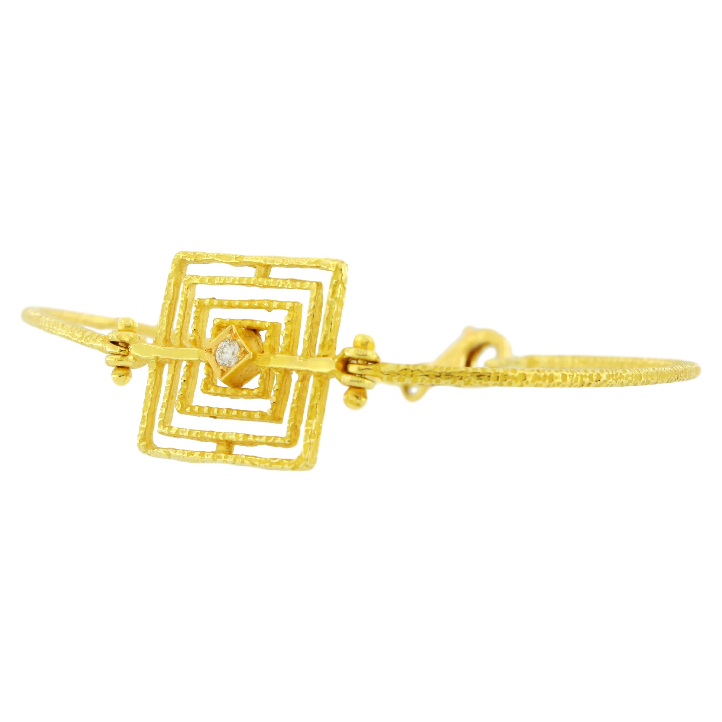 Contemporain Sacchi Bracelet géométrique en or jaune satiné 18 carats avec diamants en vente