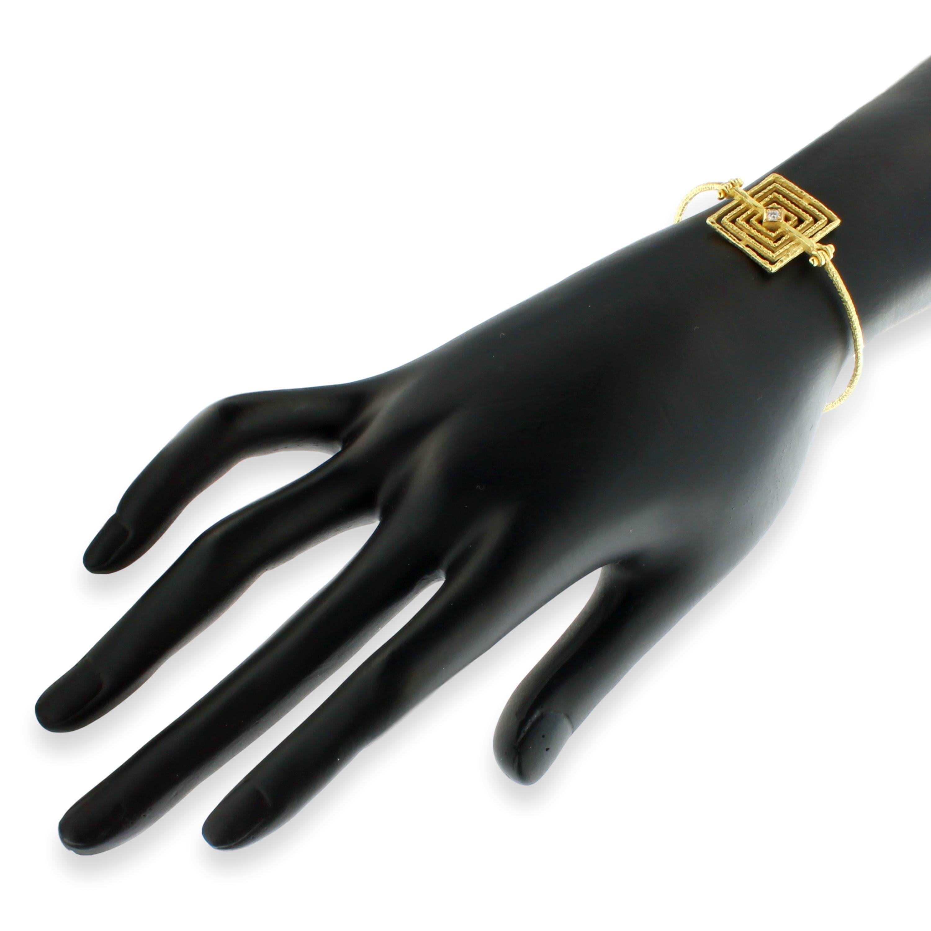 Sacchi Bracelet géométrique en or jaune satiné 18 carats avec diamants Pour femmes en vente