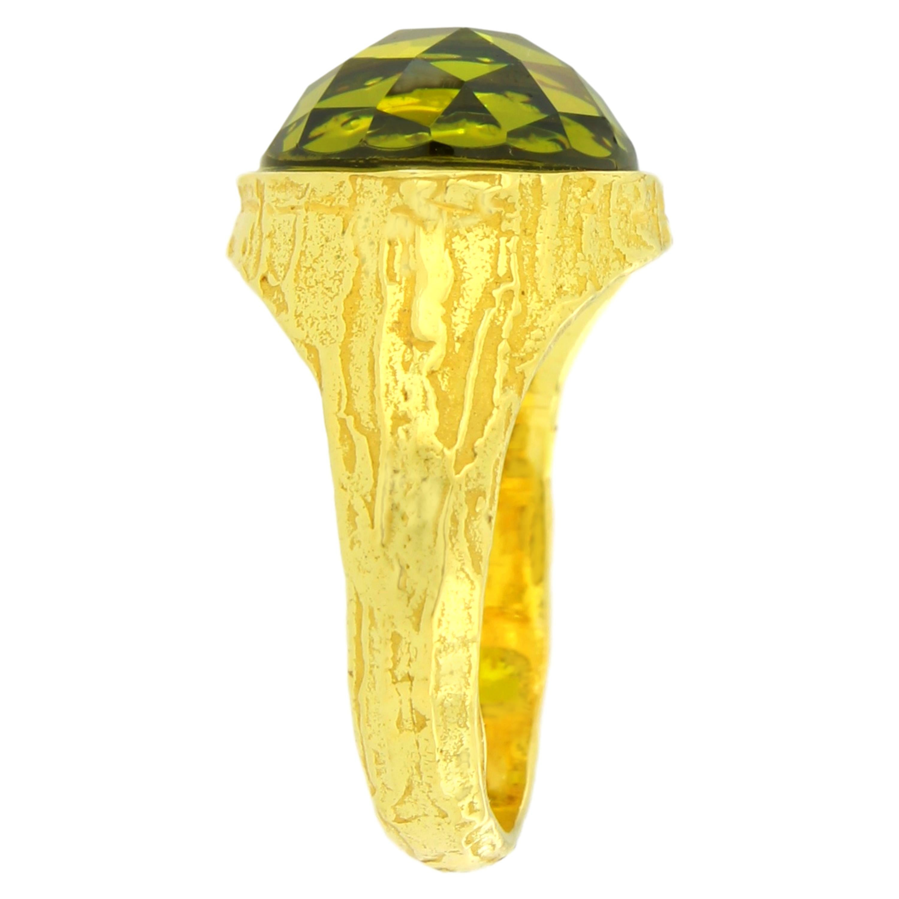 Classical Roman Sacchi Green Quartz Gemstone 18 Karat Satin Yellow Gold Cocktail Ring For Sale