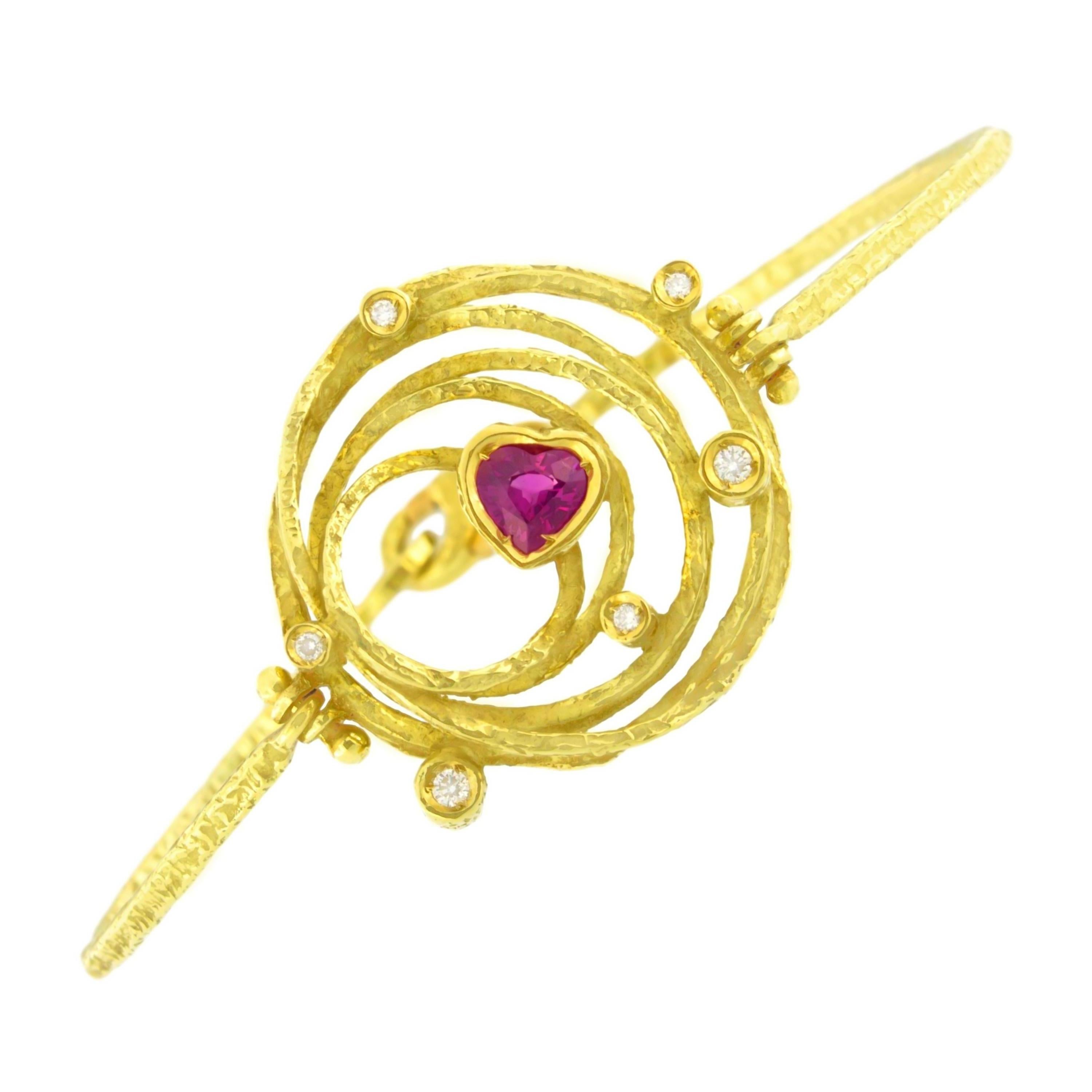 Exquis bracelet moderne en or jaune satiné avec rubis et diamants en forme de cœur, de la collection 