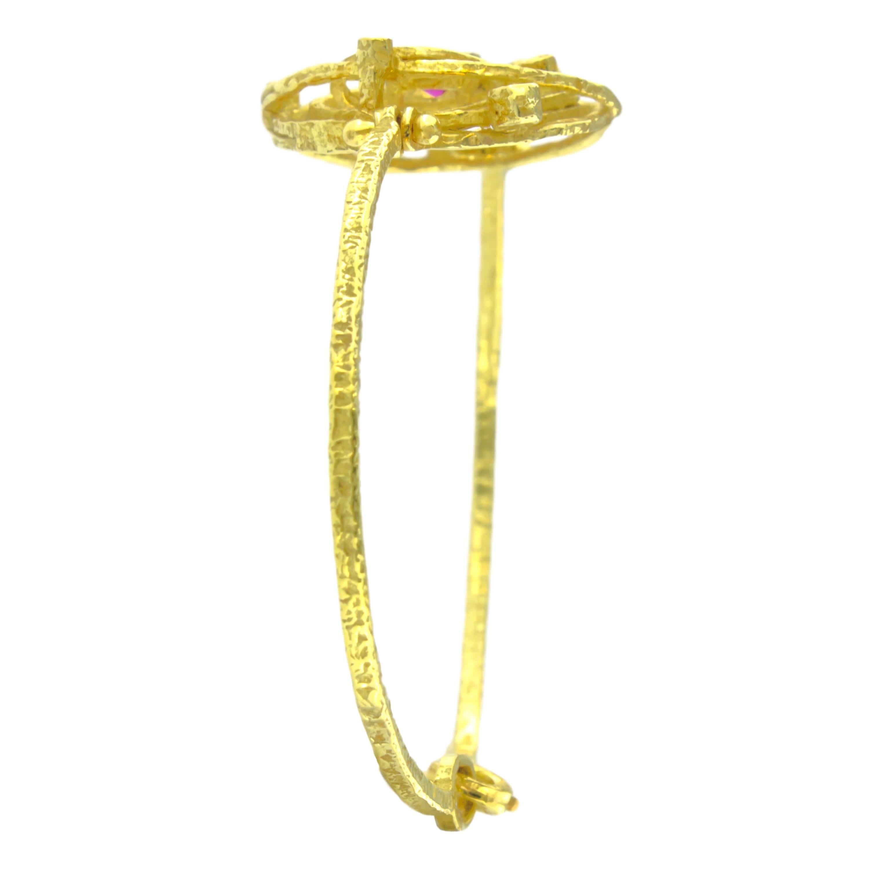 Taille ronde Bracelet moderne en or jaune 18 carats avec cœur de Sacchi, rubis, diamants et pierres précieuses en vente