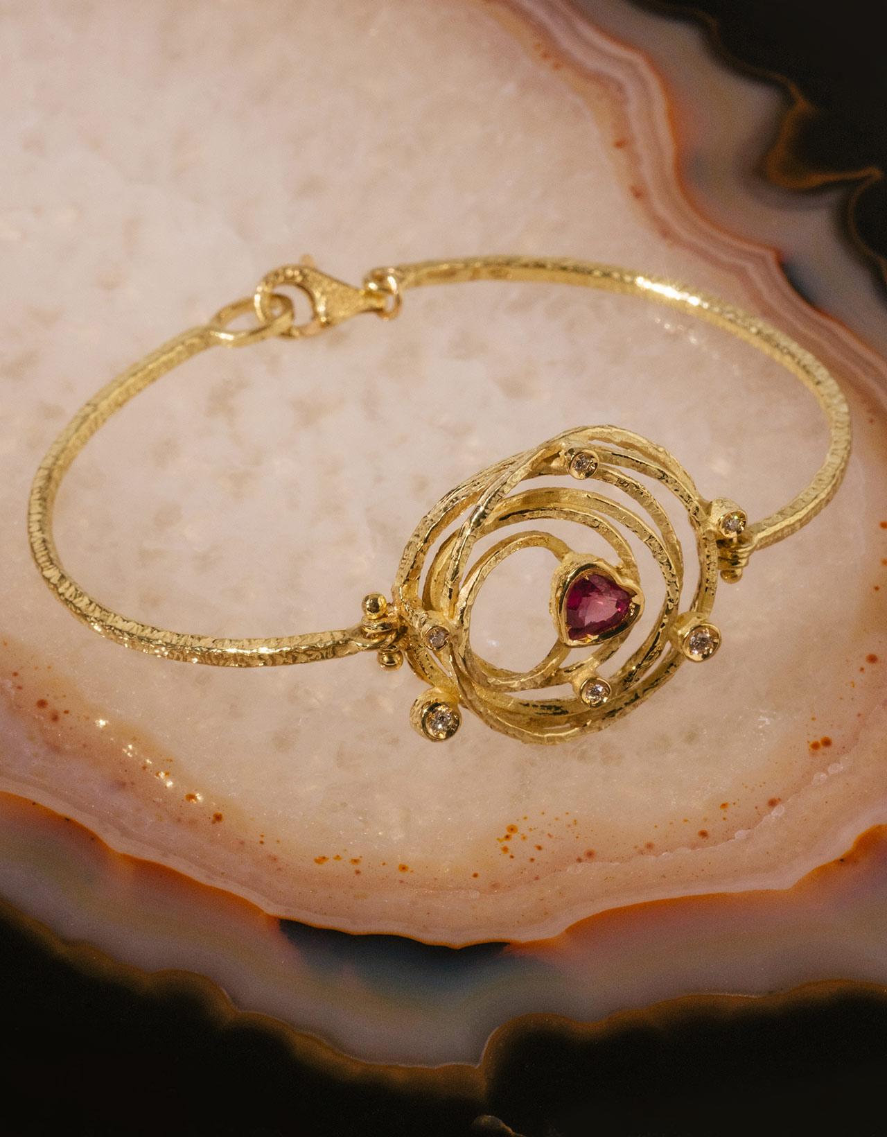 Bracelet moderne en or jaune 18 carats avec cœur de Sacchi, rubis, diamants et pierres précieuses en vente 1