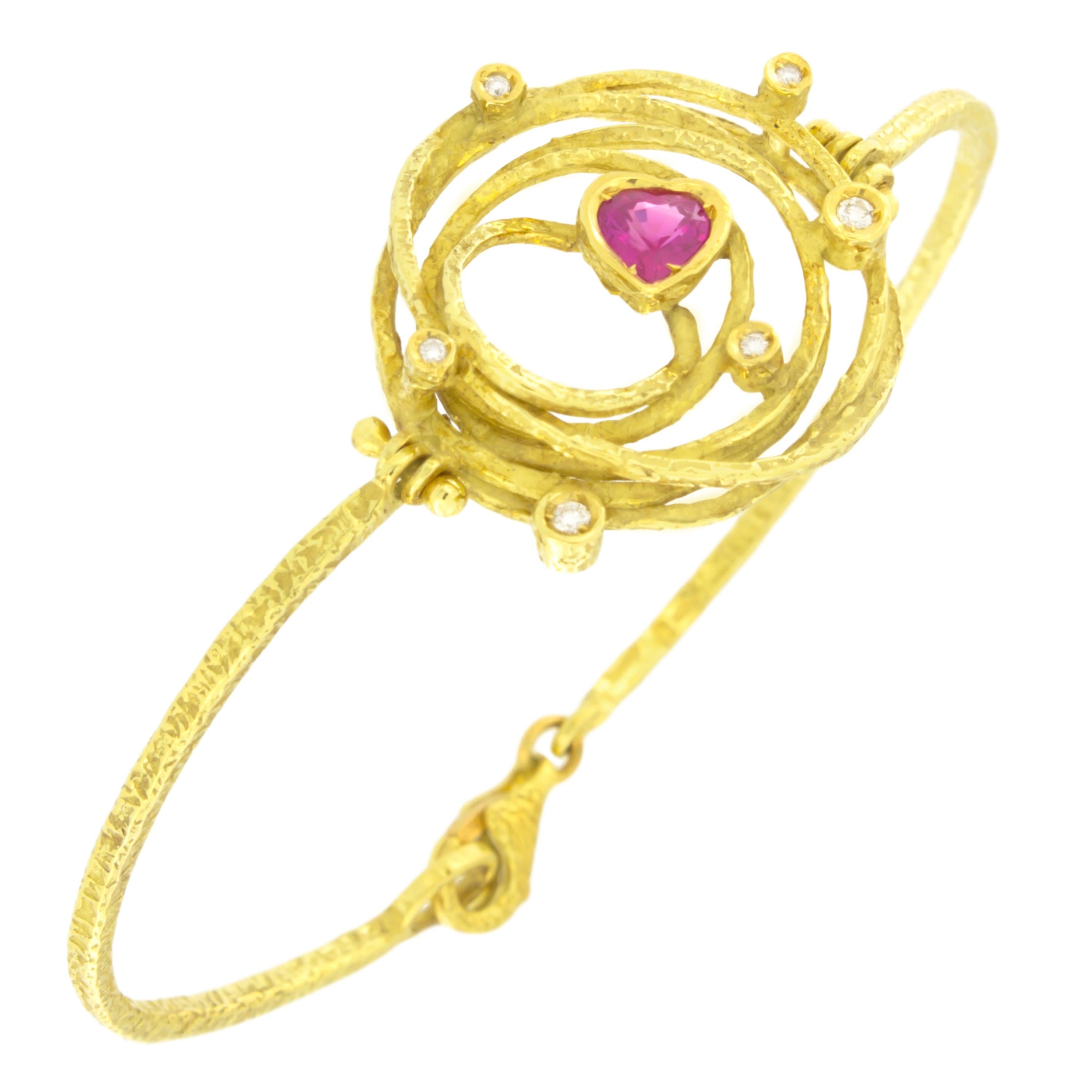 Bracelet moderne en or jaune 18 carats avec cœur de Sacchi, rubis, diamants et pierres précieuses