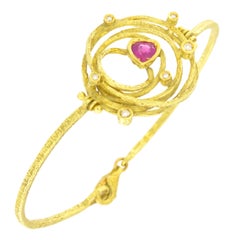 Pulsera Moderna Sacchi Corazón Rubí y Diamantes Oro Amarillo 18 Kilates