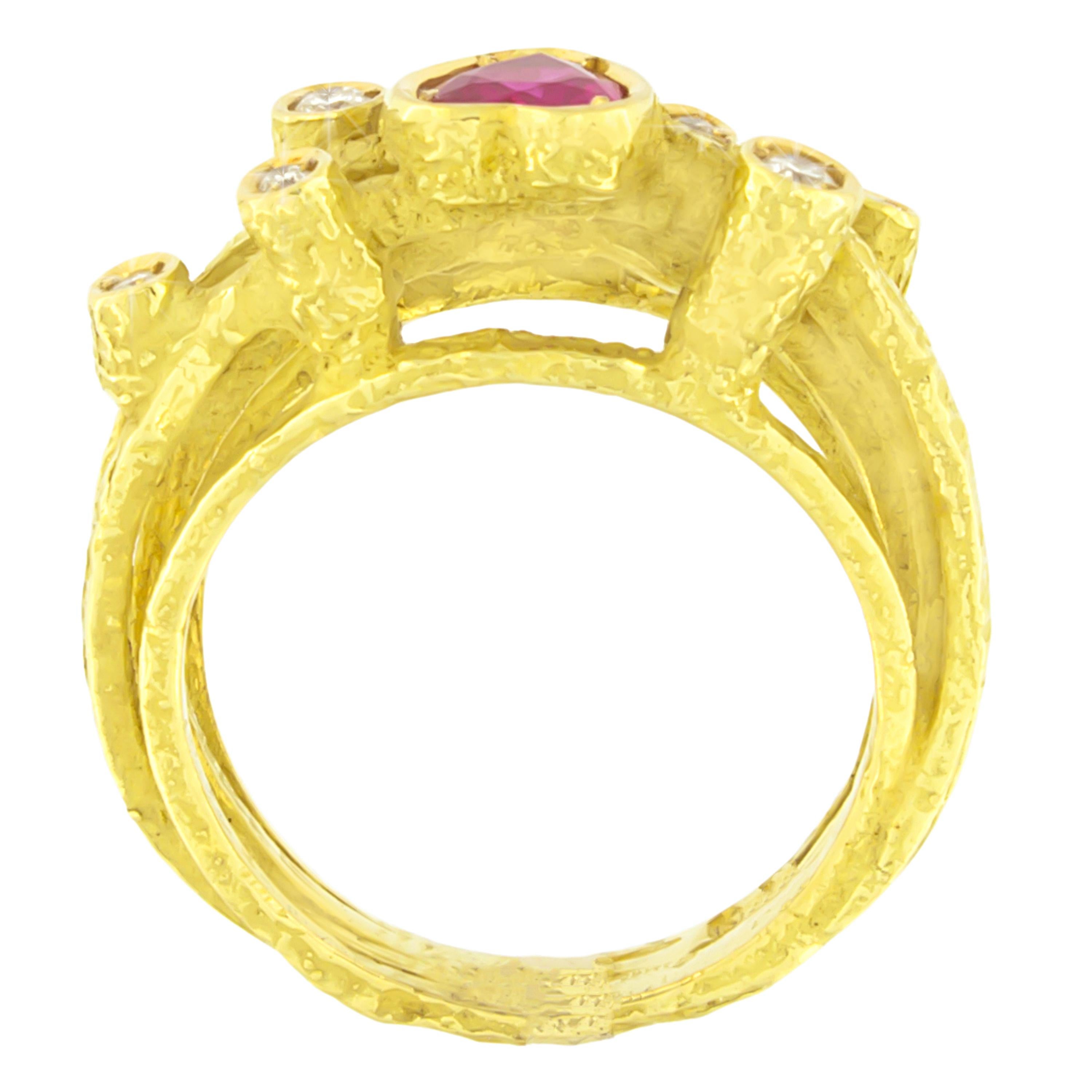 Contemporary Sacchi Heart Ruby and Diamonds Gemstone Cocktail Ring 18 Karat Yellow Gold For Sale