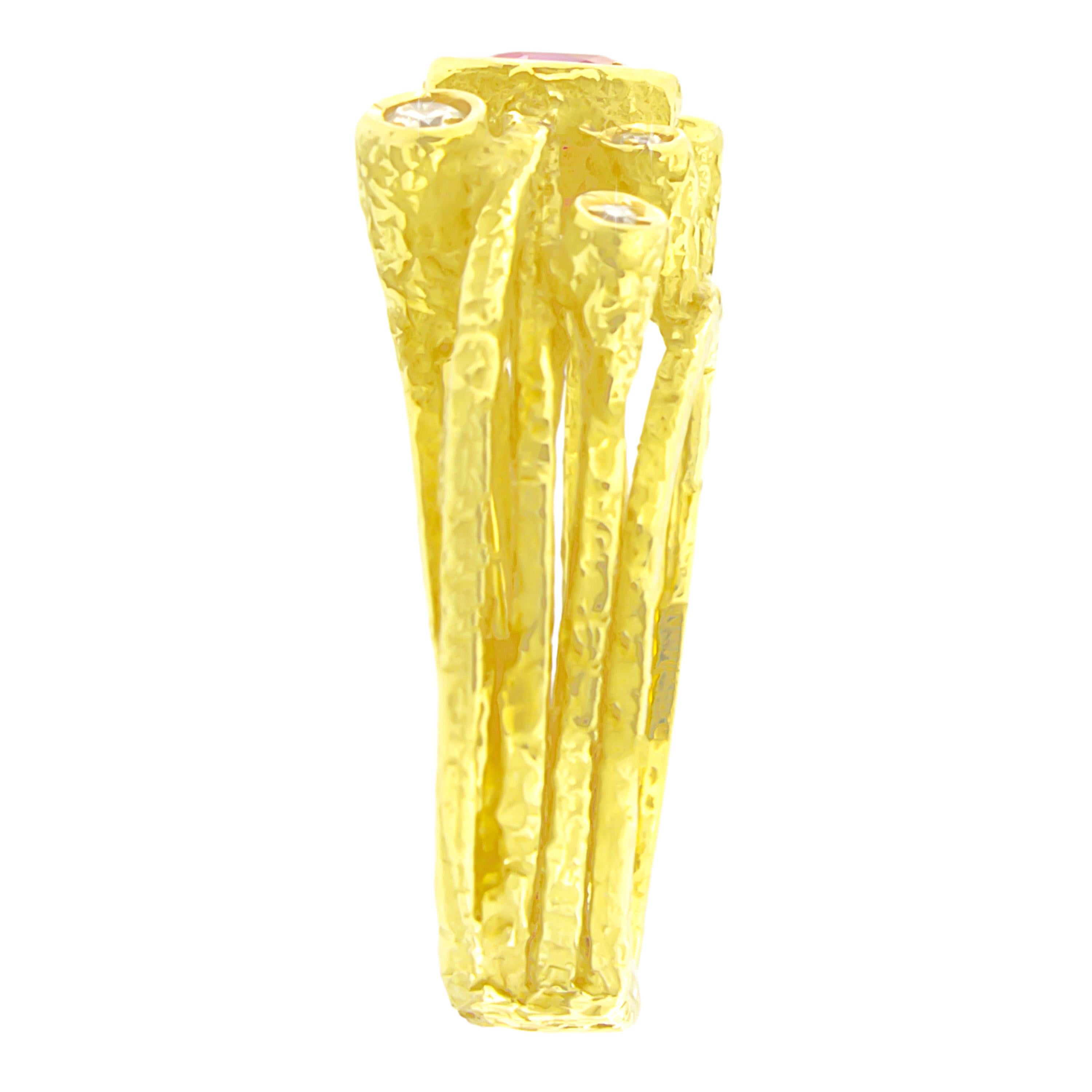 Taille ronde Bague cocktail Sacchi en or jaune 18 carats avec cœur, rubis, diamants et pierres précieuses en vente