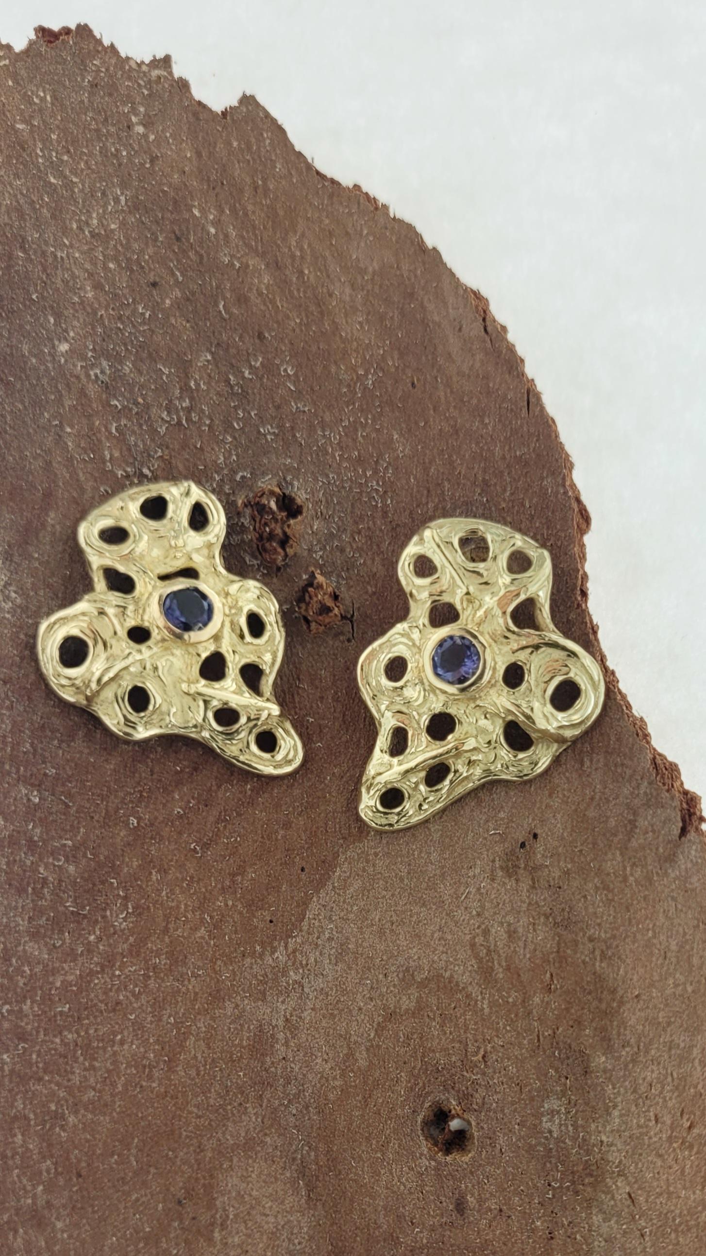 Contemporary Sacchi Iolite Gemstones and  18 Karat Yellow Gold Earrings- Magma collection For Sale
