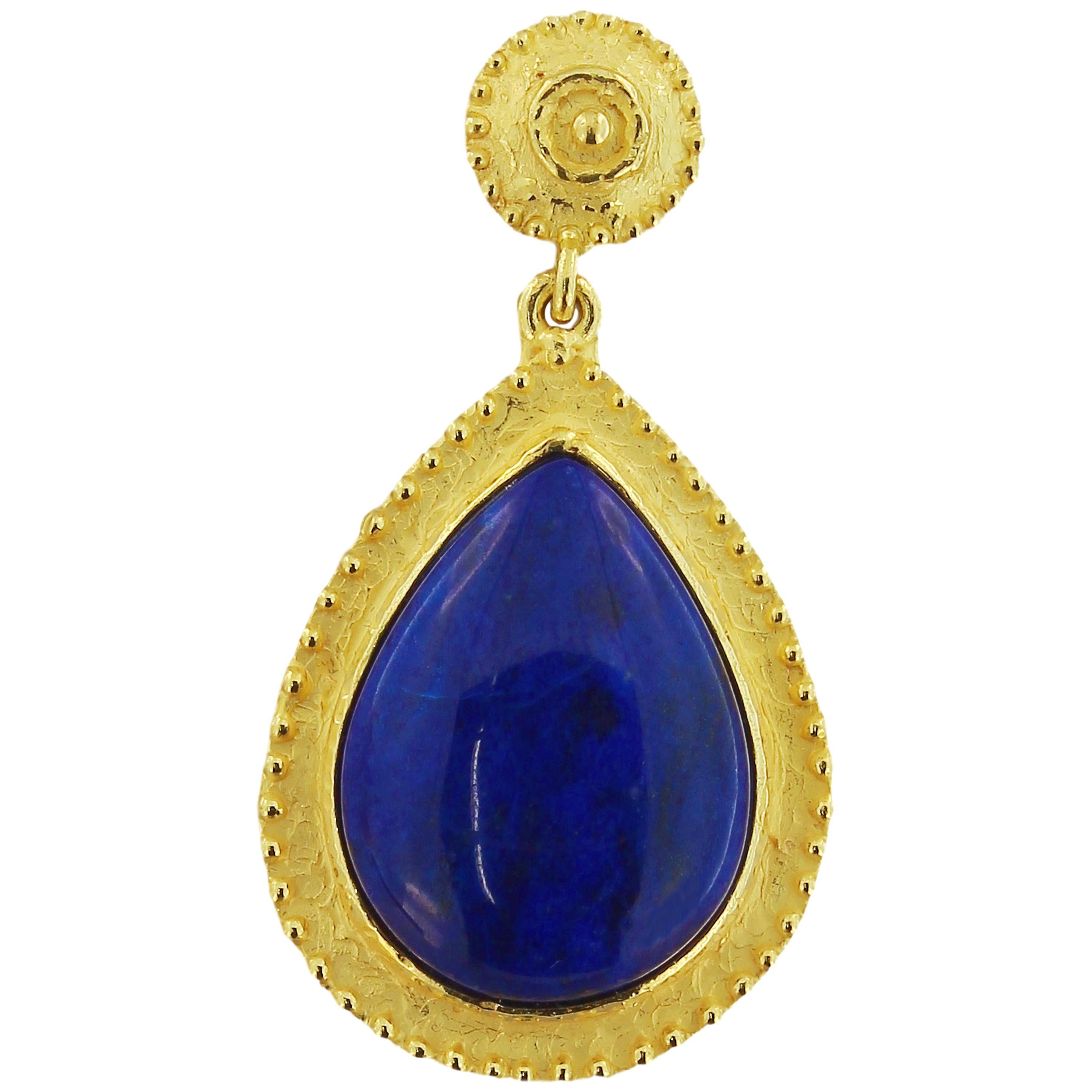 Pendants d'oreilles en Lapis Lazuli Or jaune 18 carats, fabriqués à la main avec la technique de la cire perdue.

La fonte à la cire perdue, l'une des plus anciennes techniques de création de bijoux, constitue la base de la production de bijoux de