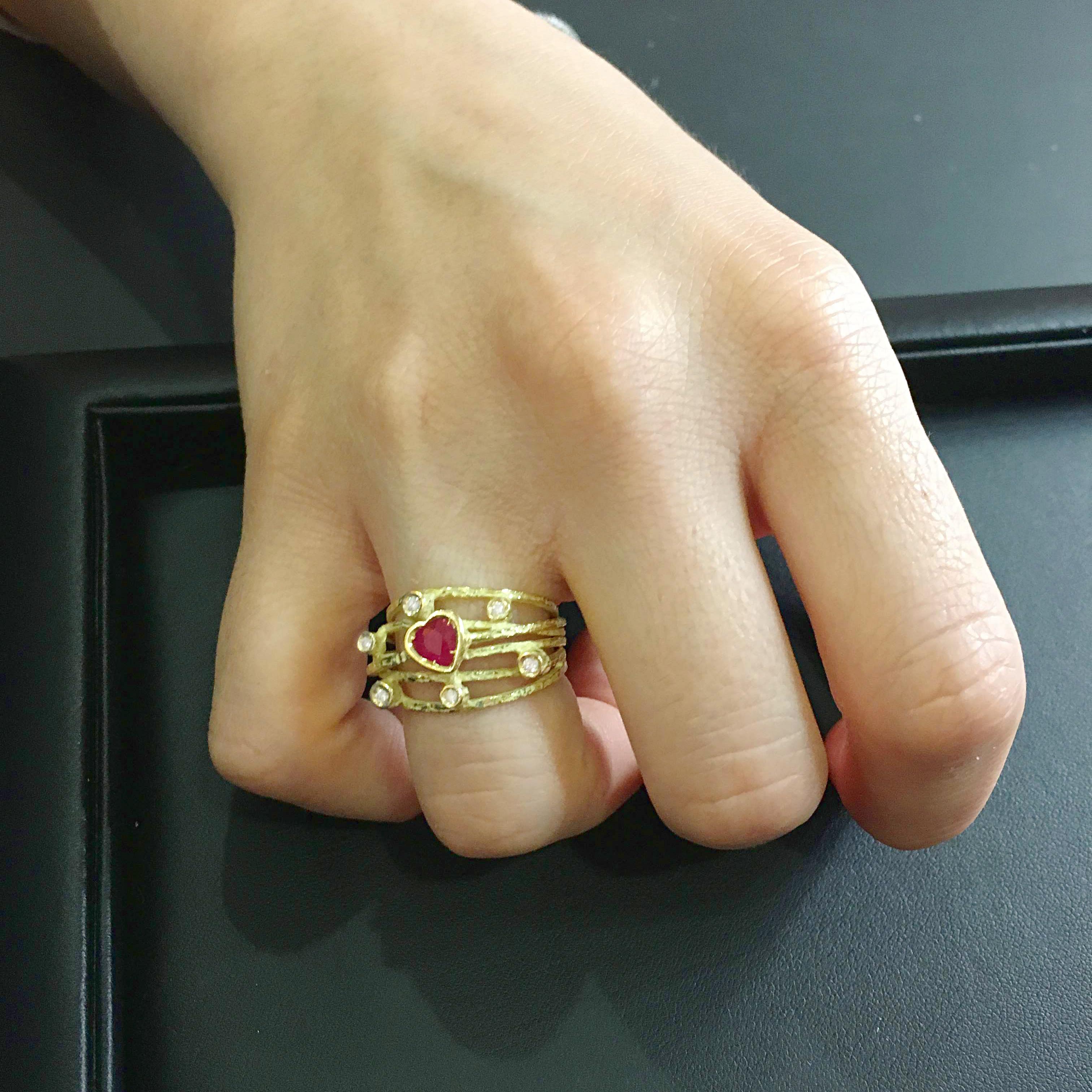 Sacchi Large Heart Ruby and Diamonds Gemstone 18 Karat Yellow Gold Cocktail Ring In New Condition For Sale In Rome, IT