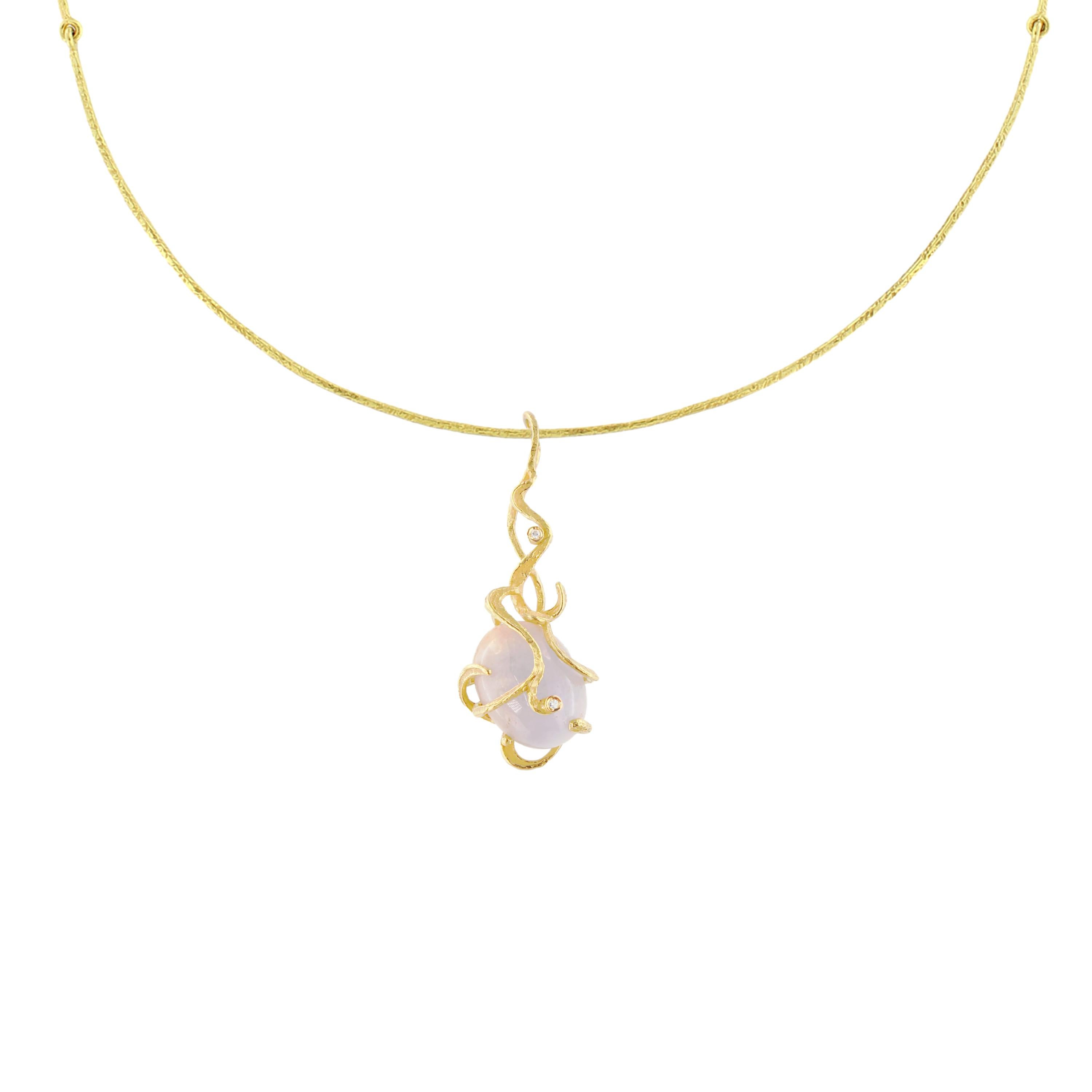 Exquise pierre de jade lavande, pendentif en or jaune satiné orné de diamants blancs, de la collection 