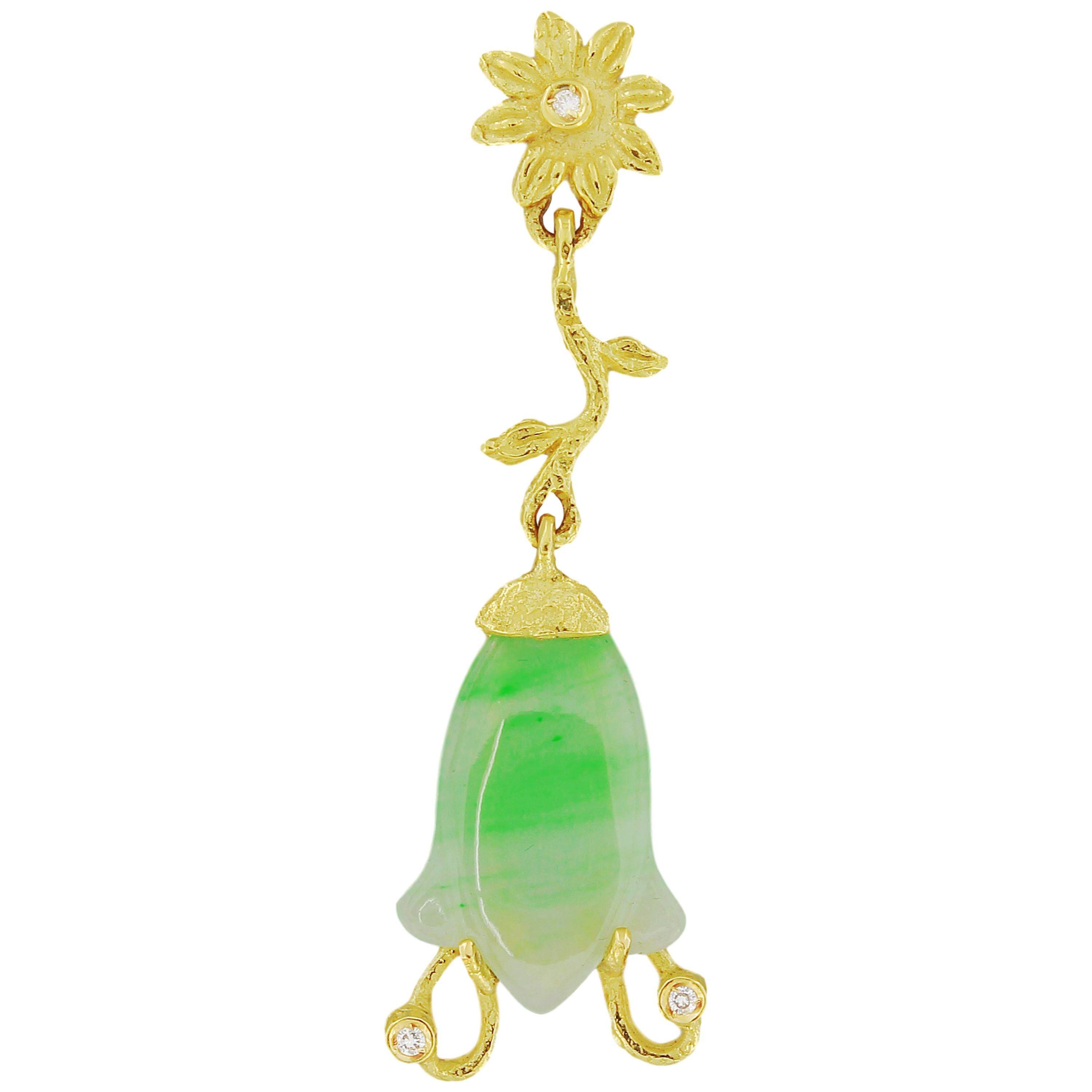Boucles d'oreilles en goutte en or jaune 18 carats avec jade vert clair et diamants en forme de fleur, fabriquées à la main selon la technique du moulage à la cire perdue.

Le moulage à la cire perdue, l'une des plus anciennes techniques de création