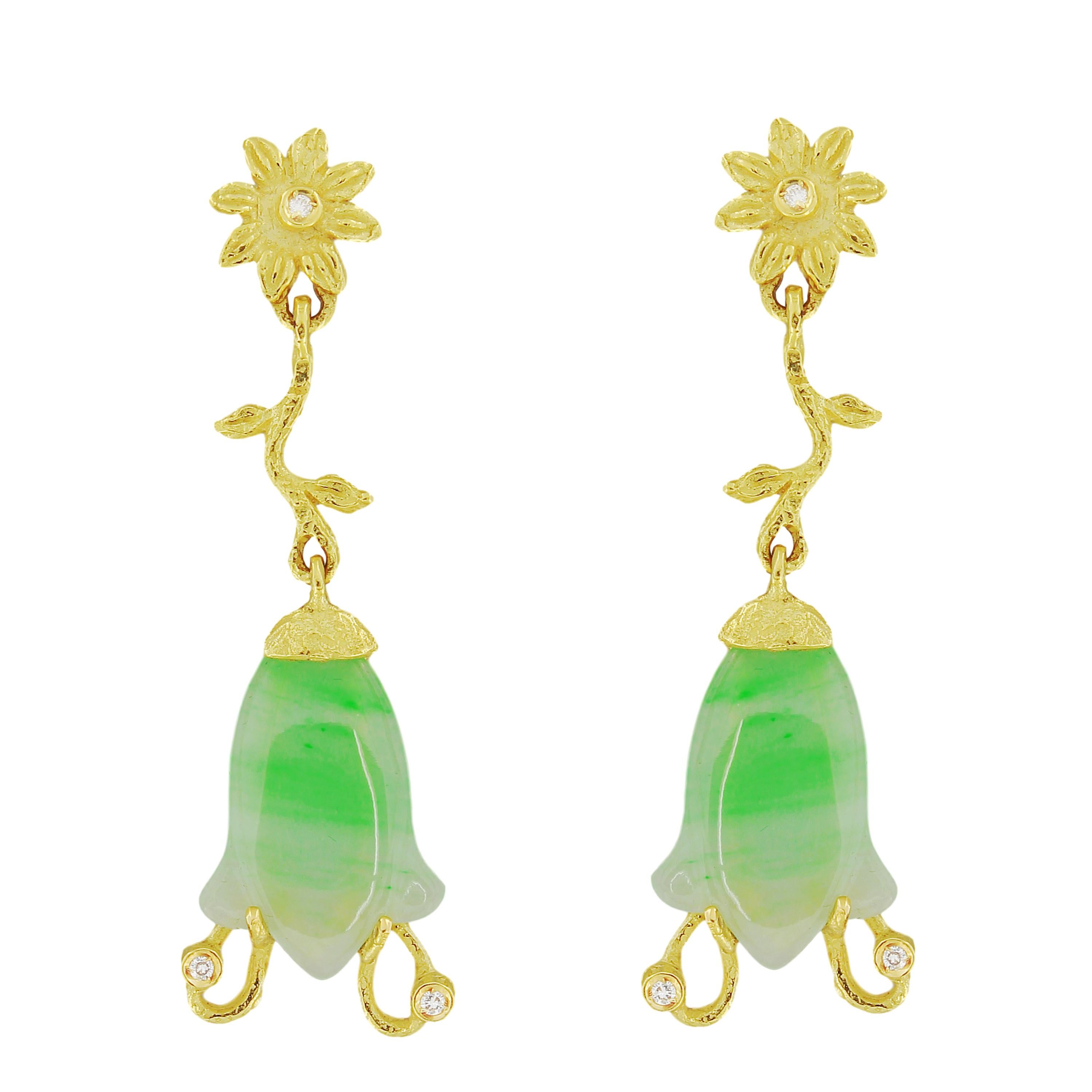 Romain classique Boucles d'oreilles en goutte Sacchi en forme de fleur en jade vert clair et or jaune satiné 18 carats en vente