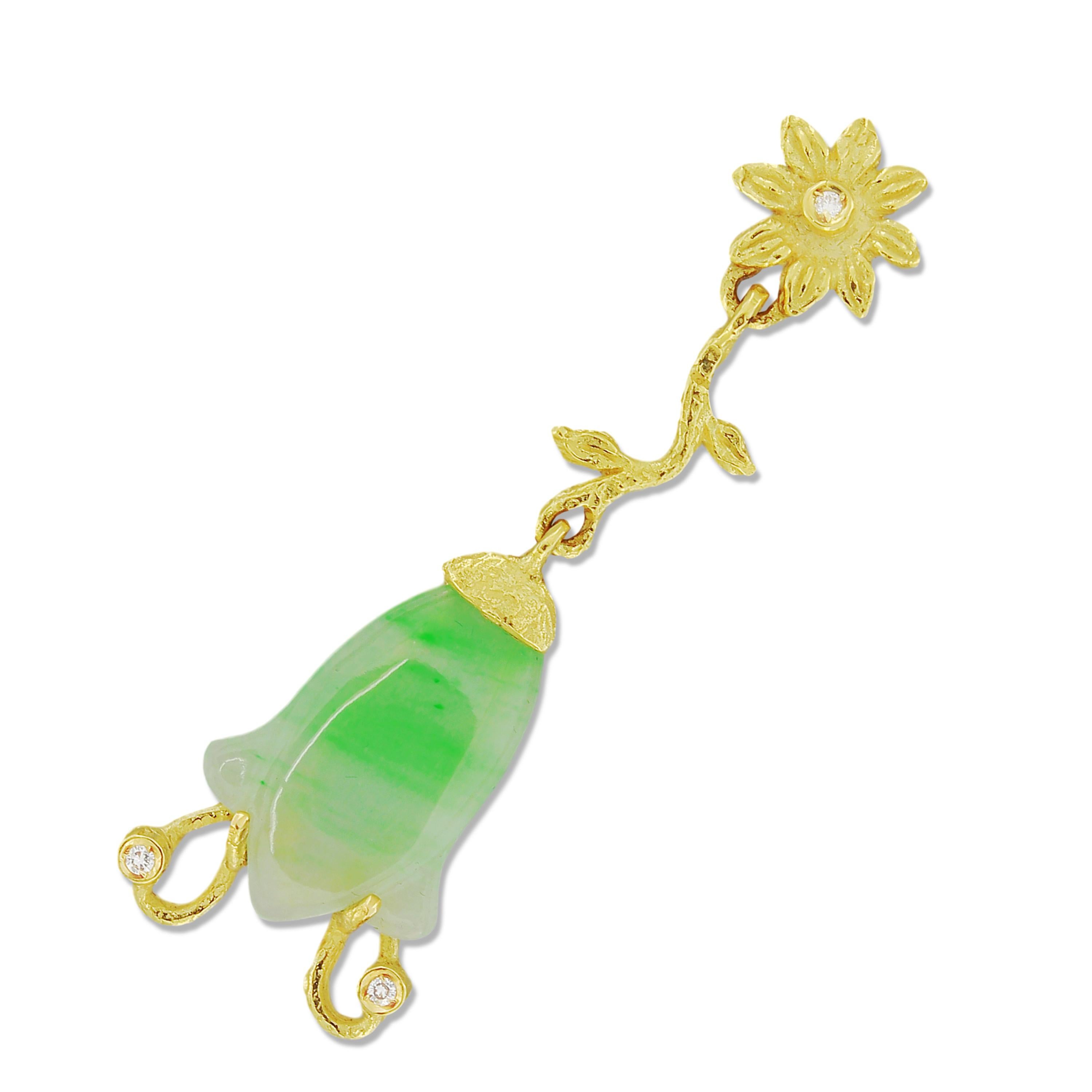 Taille brillant Boucles d'oreilles en goutte Sacchi en forme de fleur en jade vert clair et or jaune satiné 18 carats en vente