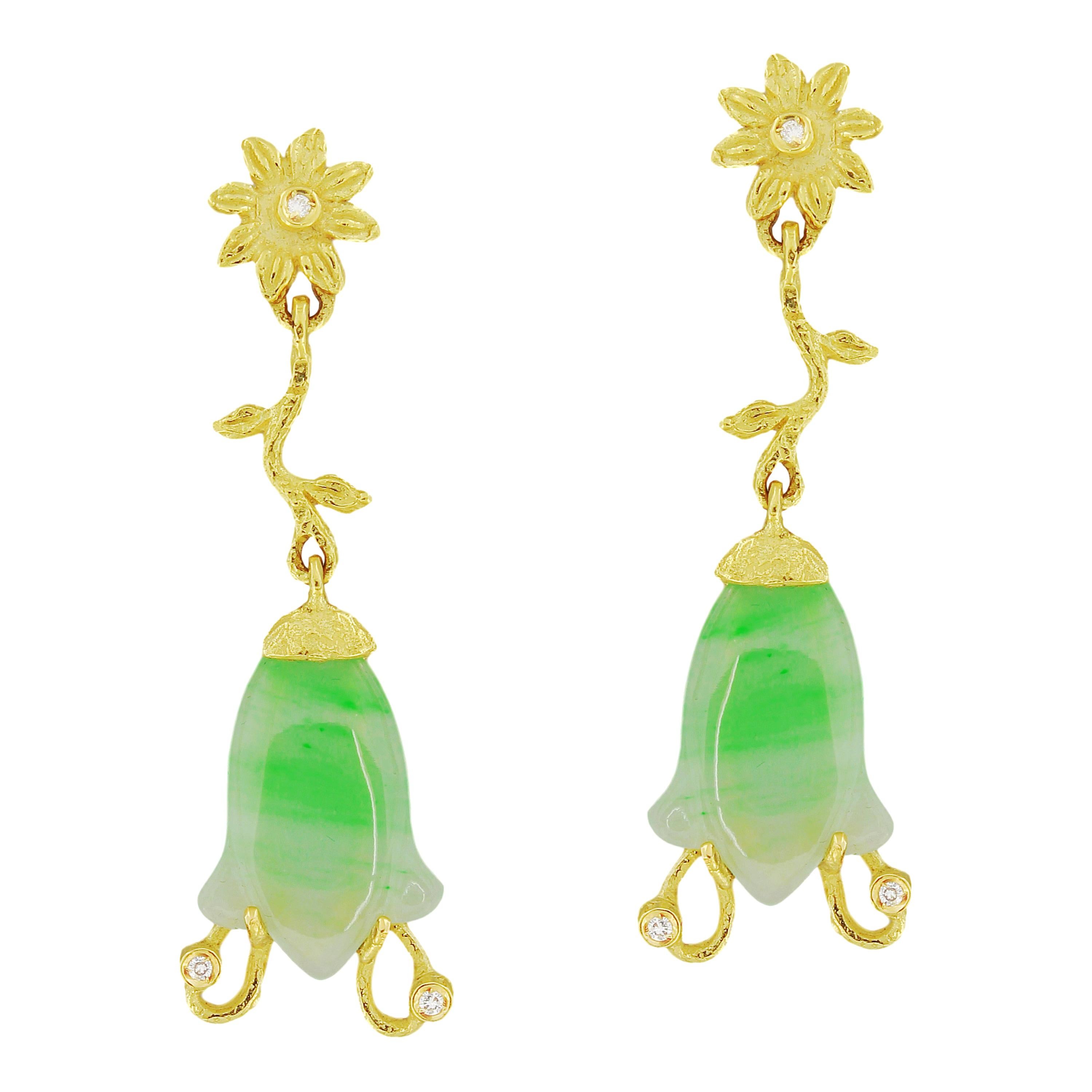 Boucles d'oreilles en goutte Sacchi en forme de fleur en jade vert clair et or jaune satiné 18 carats
