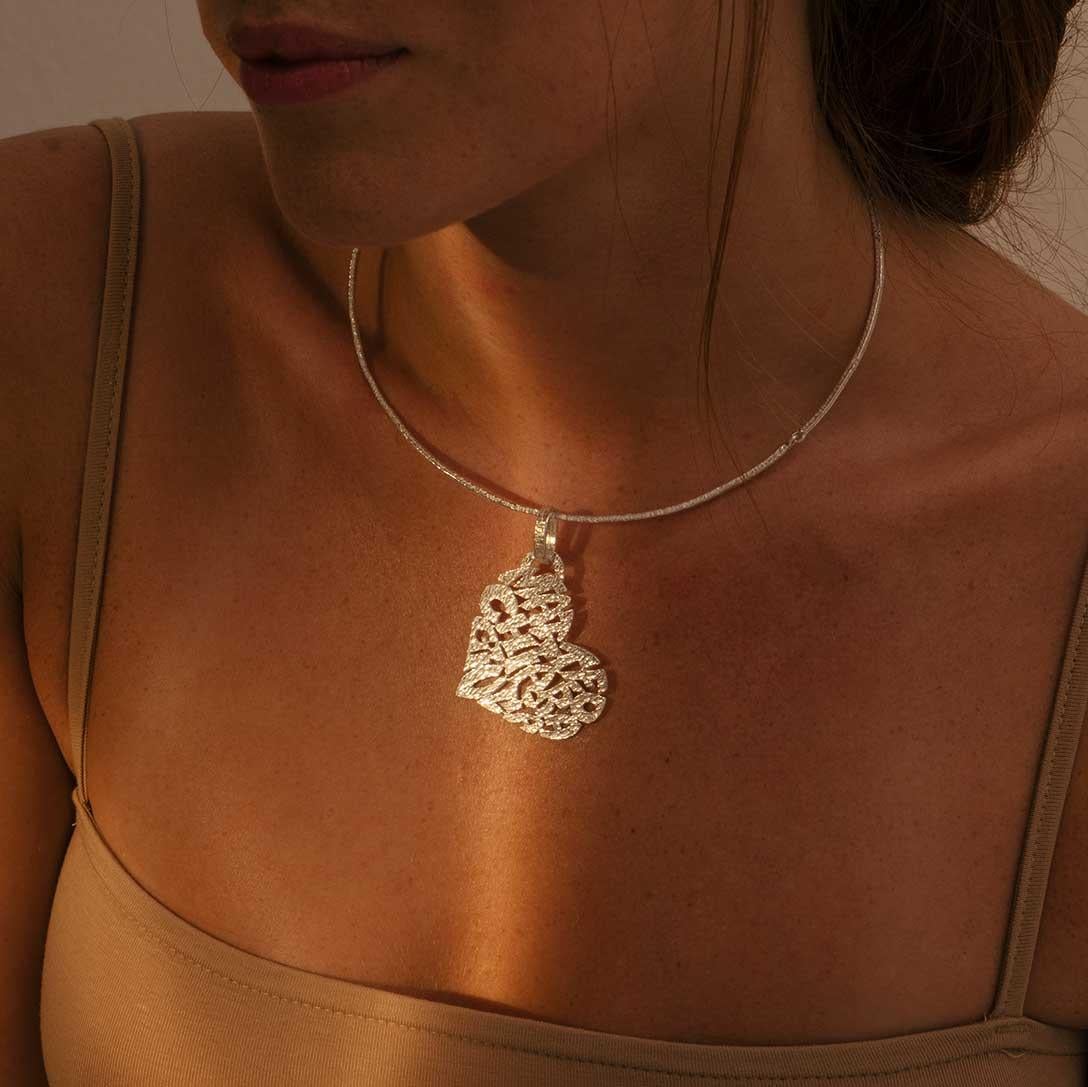 Exquisite 18 Kt Gold Medium Size Heart pendant customizable with names. The Pendant can be made of the following Materials:
•	18 kt Yellow Gold
•	18 Kt White Gold
•	18 Kt Rose Gold
•	18 Kt Black Gold

Choose the Material, choose the Name to insert.