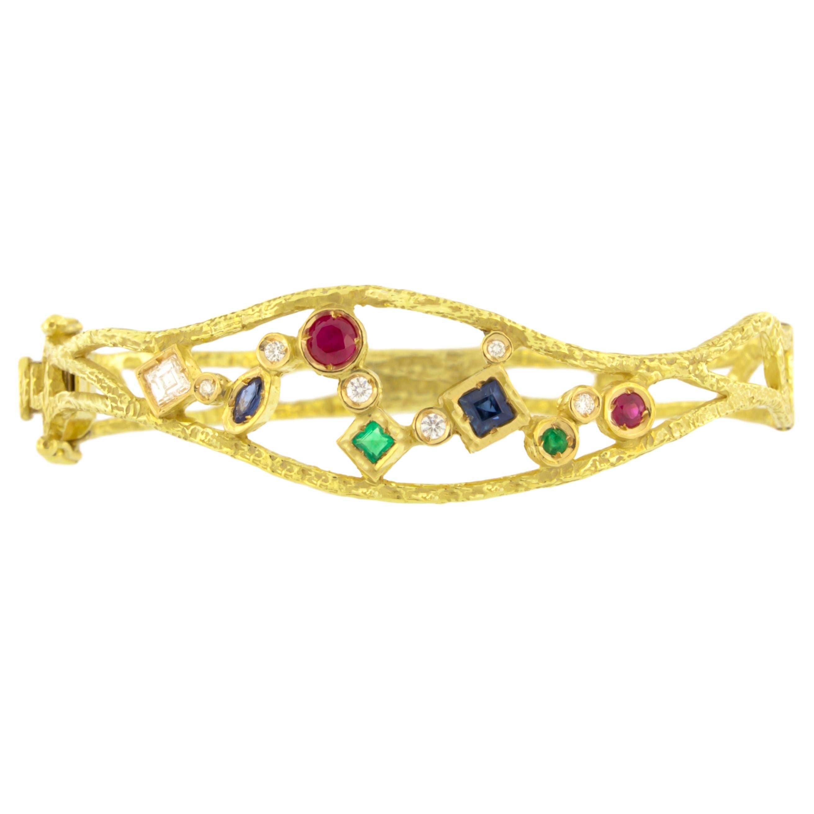 Élégant bracelet manchette en or jaune satiné et pierres précieuses multicolores, fabriqué à la main selon la technique du moulage à la cire perdue.

Le moulage à la cire perdue, l'une des plus anciennes techniques de création de bijoux, constitue