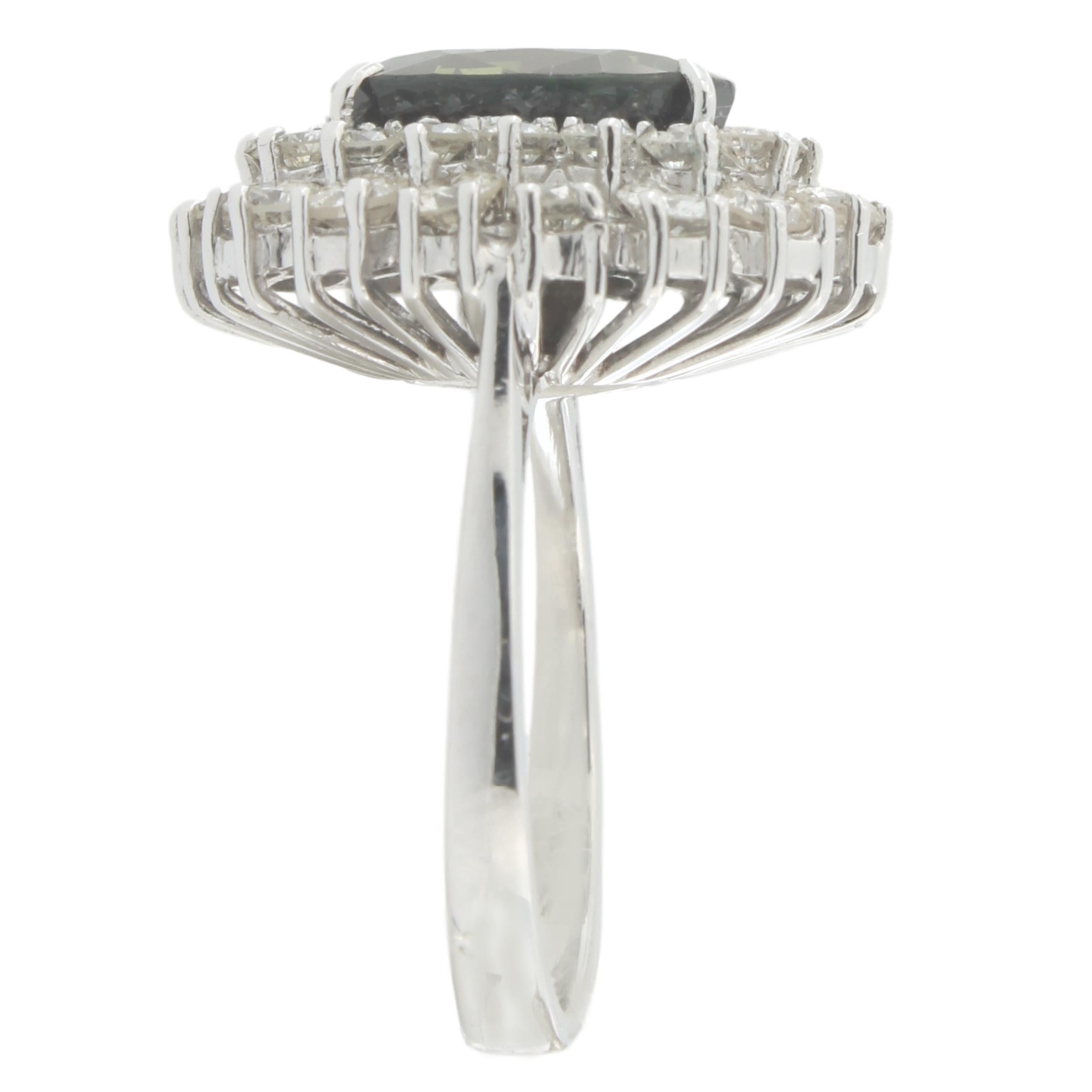 Taglio ovale Anello Cocktail Sacchi con zaffiro e diamante taglio ovale in oro bianco 18 carati in vendita