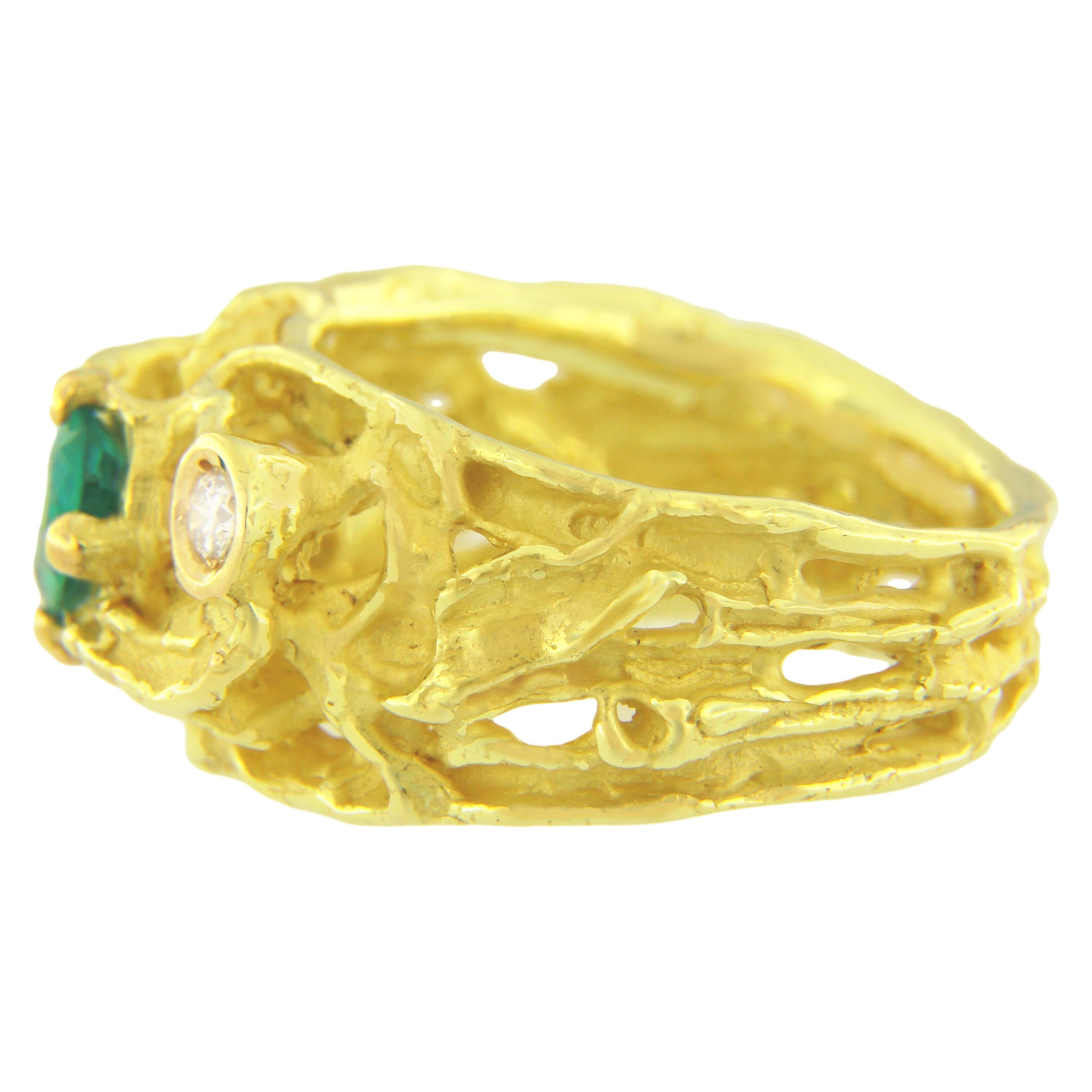Contemporary Sacchi Oval Emerald and Diamonds Gemstone 18 Karat Yellow Gold Cocktail Ring For Sale