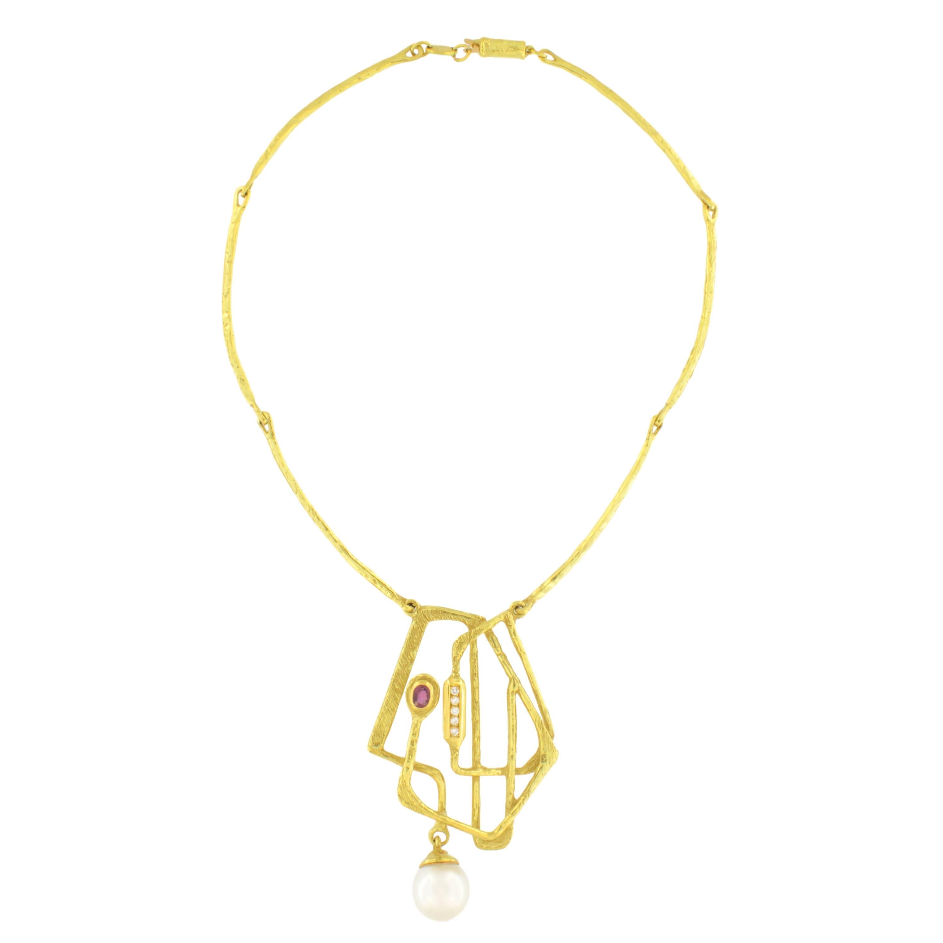 Exquisite Halskette mit Perlen, Rubinen und Diamanten aus satiniertem Gelbgold, aus der Klimt-Kollektion von Sacchi, handgefertigt im Wachsausschmelzverfahren.

Der Wachsausschmelzguss, eine der ältesten Techniken zur Herstellung von Schmuck, bildet