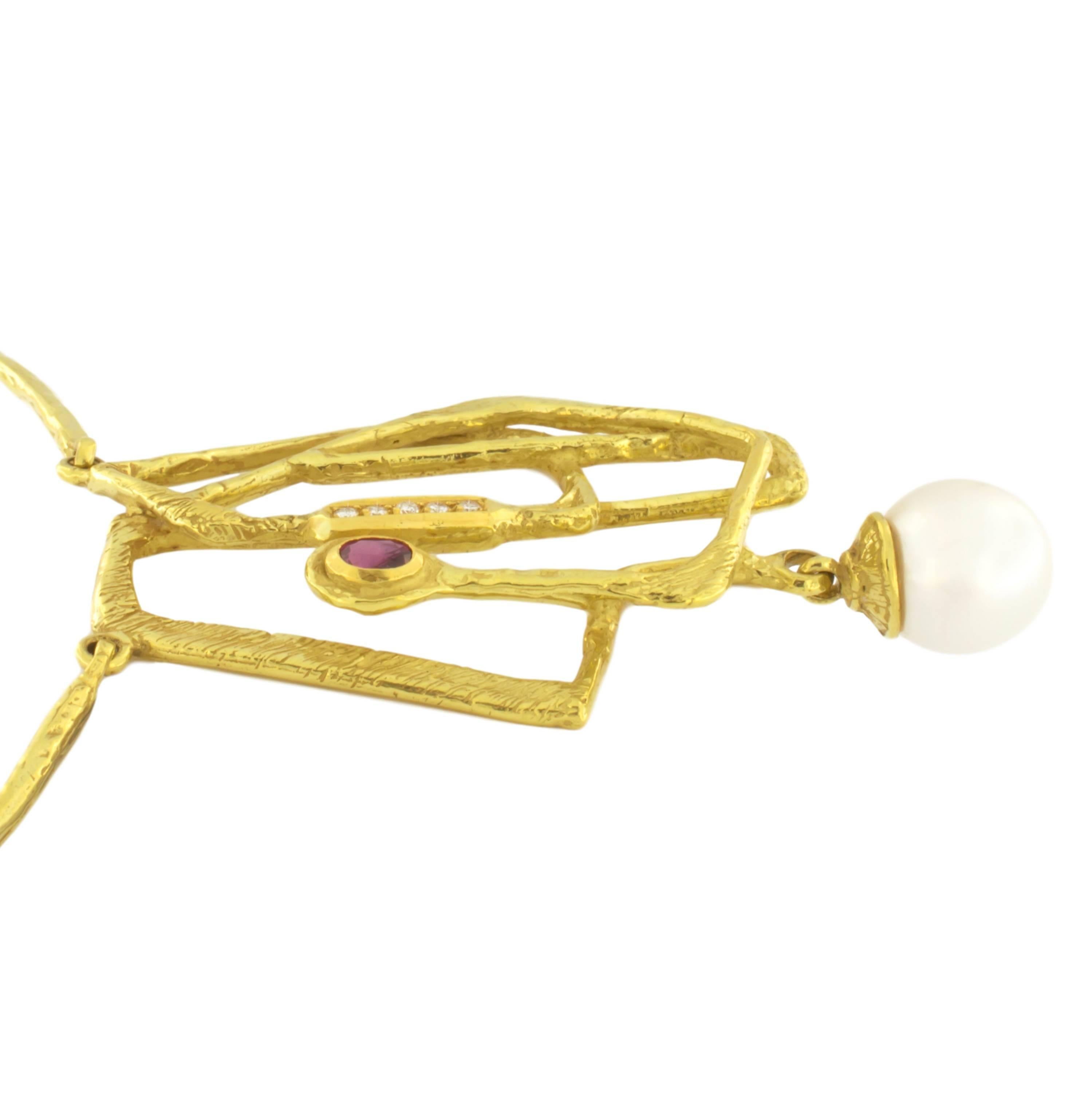Contemporain Collier à pendentif en or jaune 18 carats avec perles de sacchi, rubis et diamants en vente