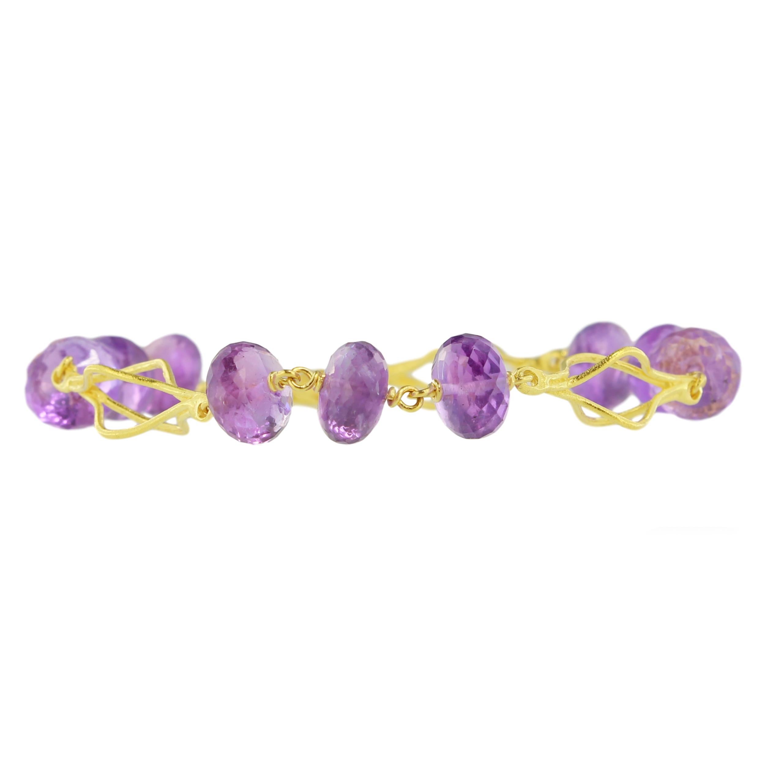 Exquis bracelet mode en or jaune satiné et pierres précieuses d'améthyste violette, de la collection 