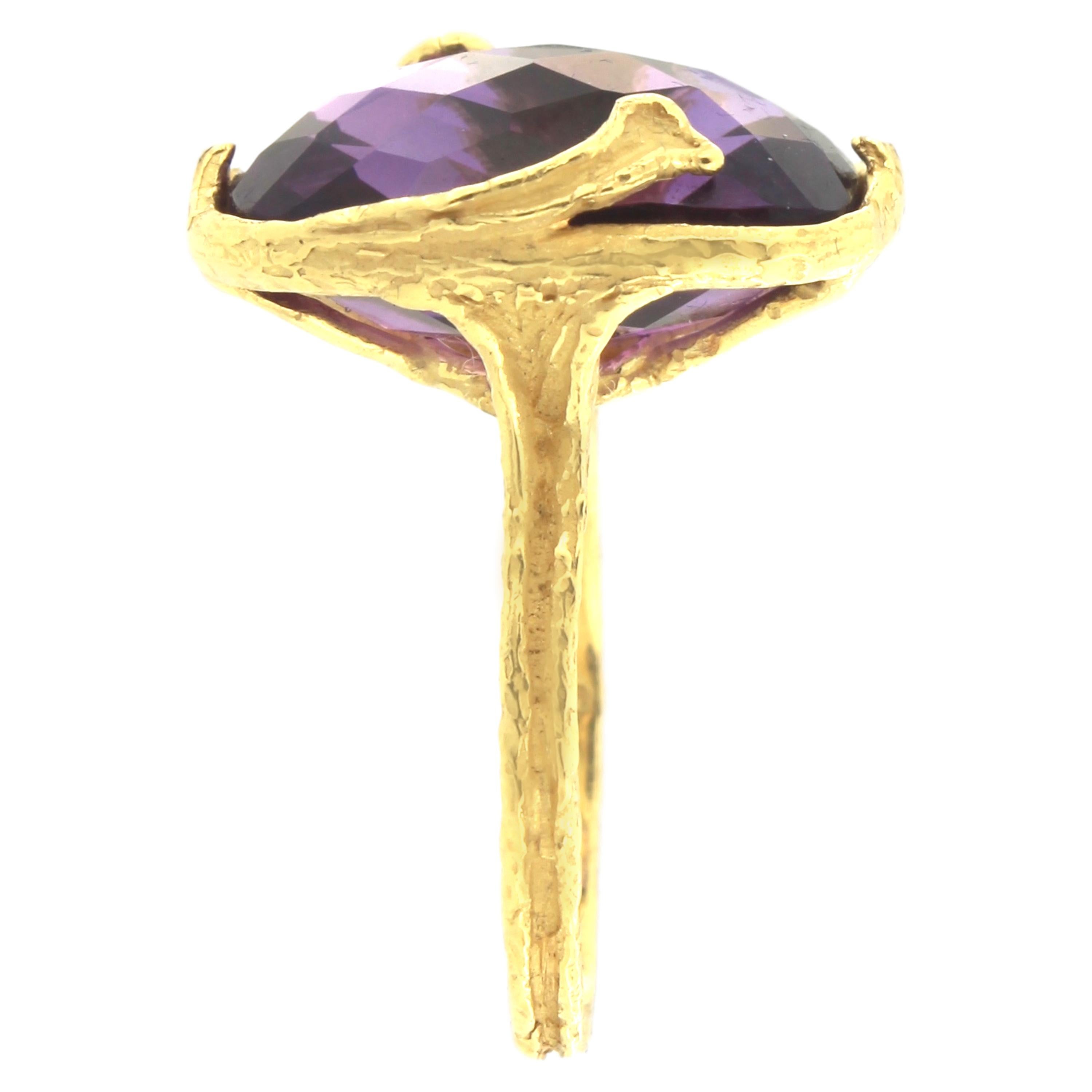 Taglio briolette Anello Sacchi con gemma di ametista viola in oro giallo satinato 18 carati in vendita