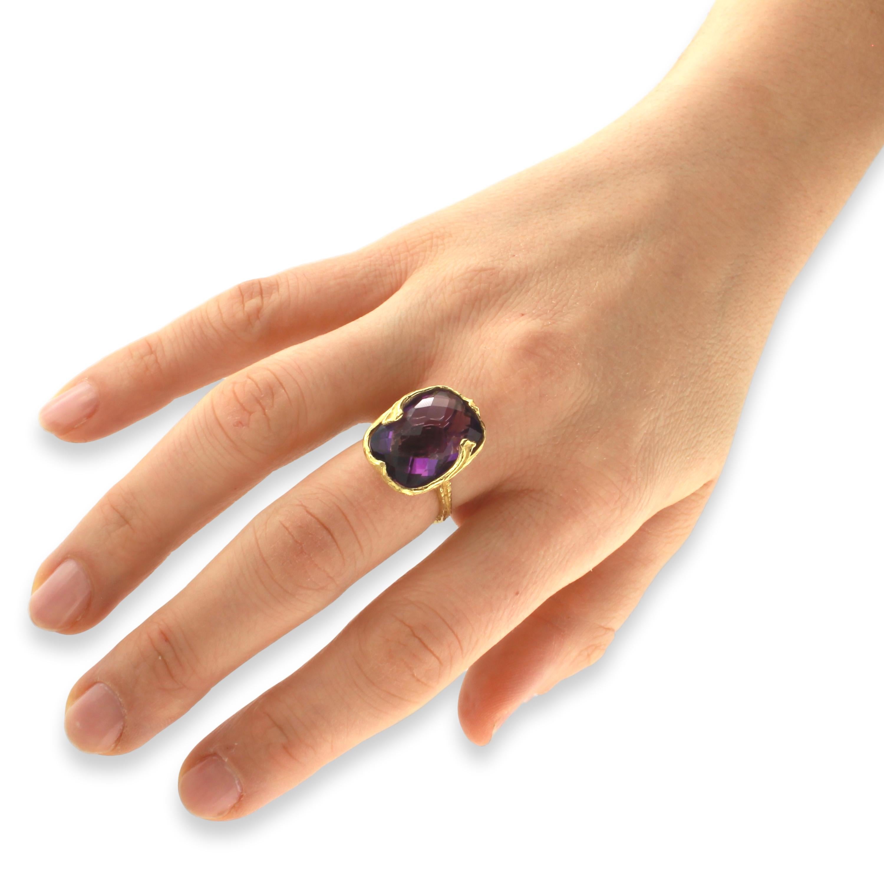 Anello Sacchi con gemma di ametista viola in oro giallo satinato 18 carati In condizioni Nuovo in vendita a Rome, IT