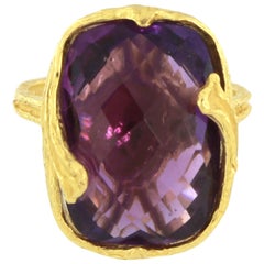 Anillo de moda de oro amarillo satinado de 18 quilates con amatista púrpura Sacchi
