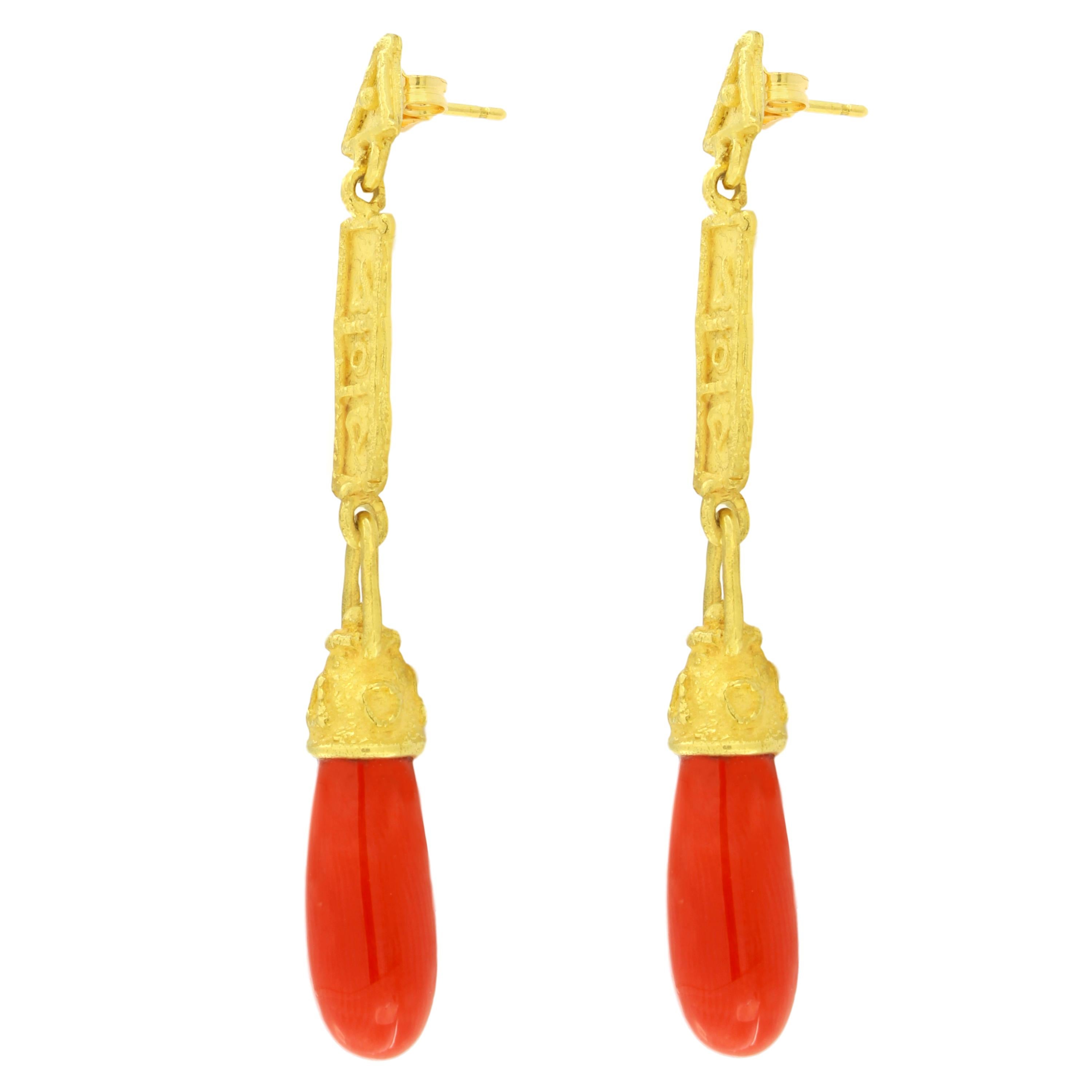 Contemporary Sacchi Red Coral Gemstone Dangle Earrings 18 Karat Satin Yellow Gold