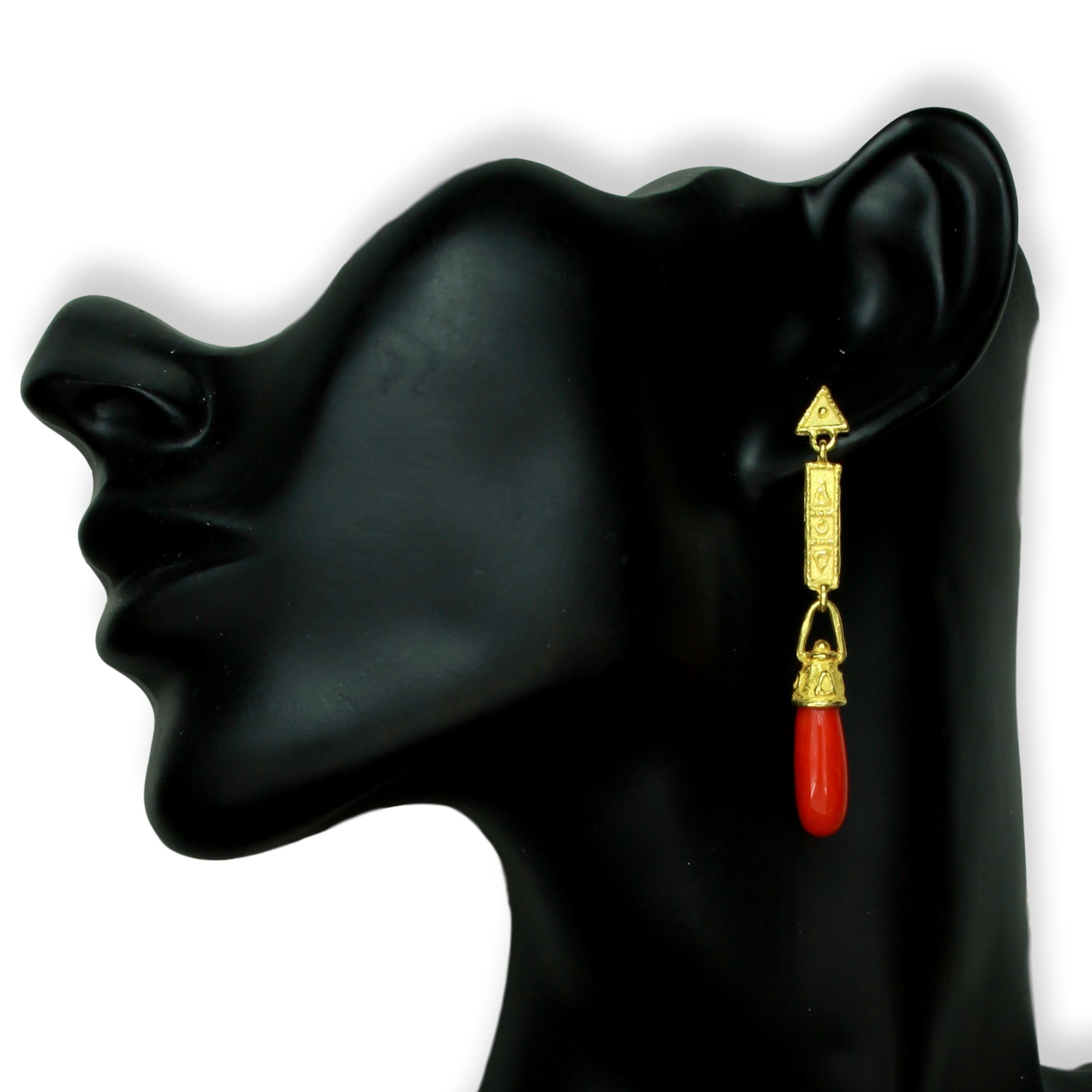 Sacchi Red Coral Gemstone Dangle Earrings 18 Karat Satin Yellow Gold im Zustand „Neu“ in Rome, IT