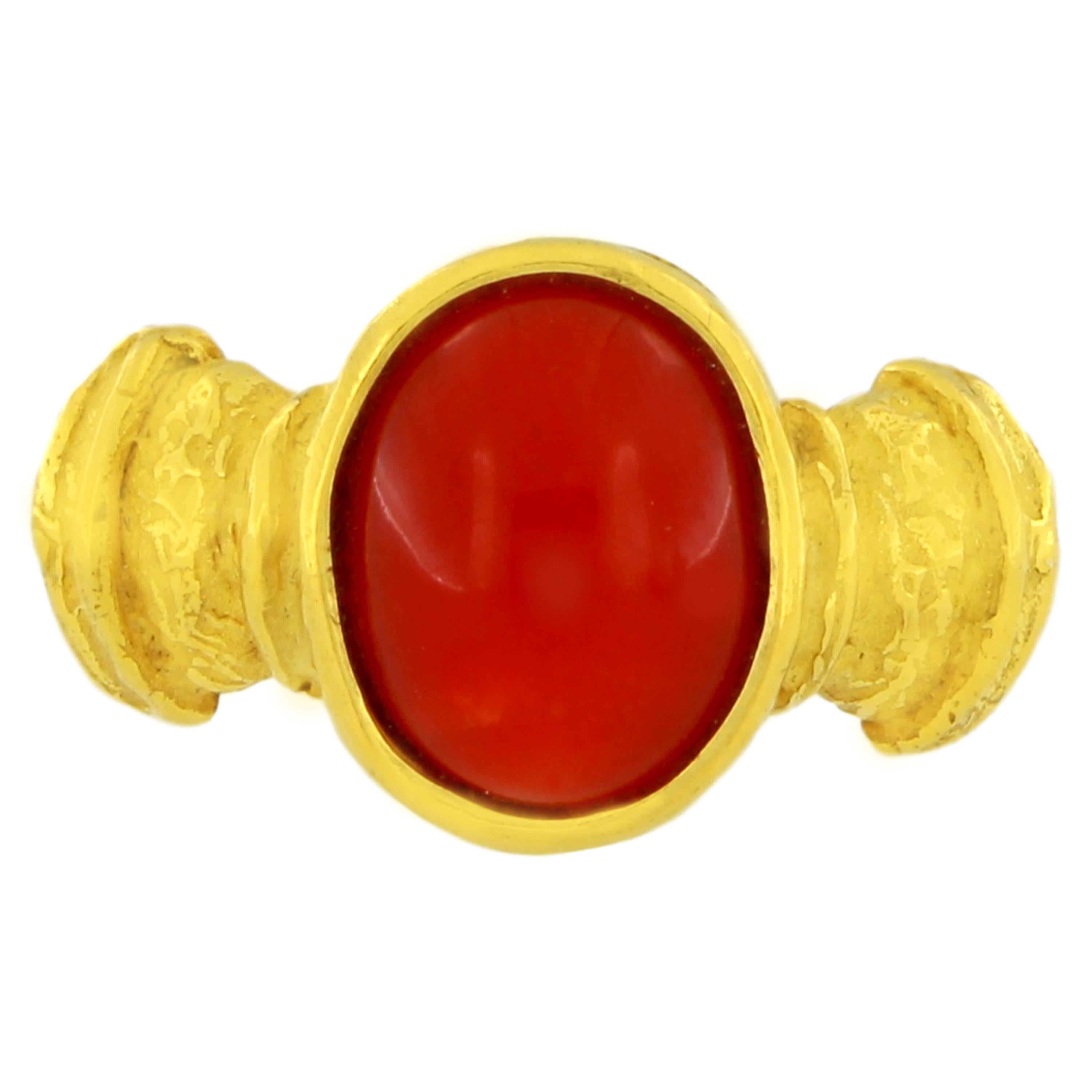 Bague de style romain en or jaune satiné, de la Collection S'Rome, réalisée à la main selon la technique de la fonte à la cire perdue.

La fonte à la cire perdue, l'une des plus anciennes techniques de création de bijoux, constitue la base de la